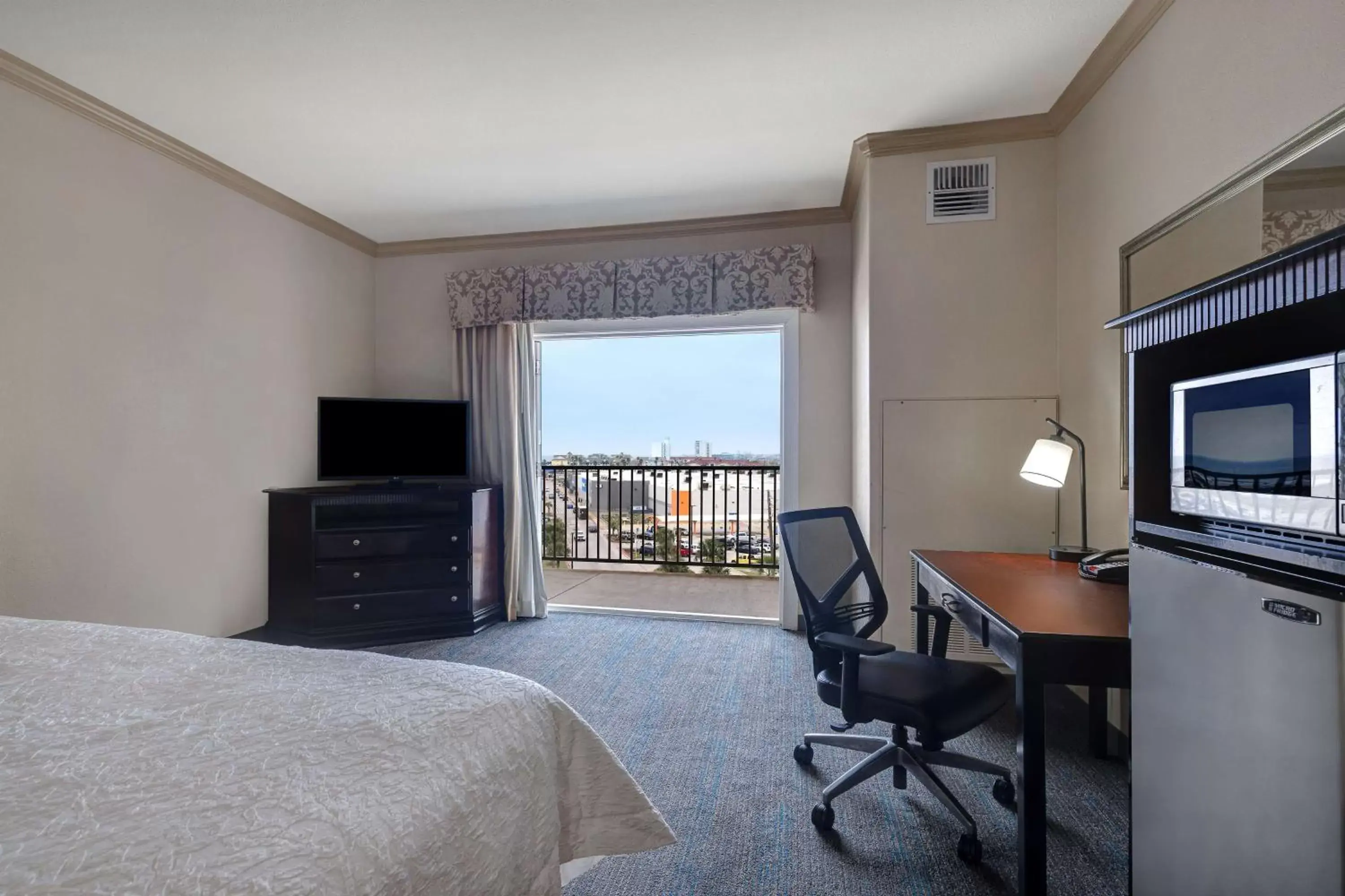 Bedroom in Hampton Inn & Suites Galveston