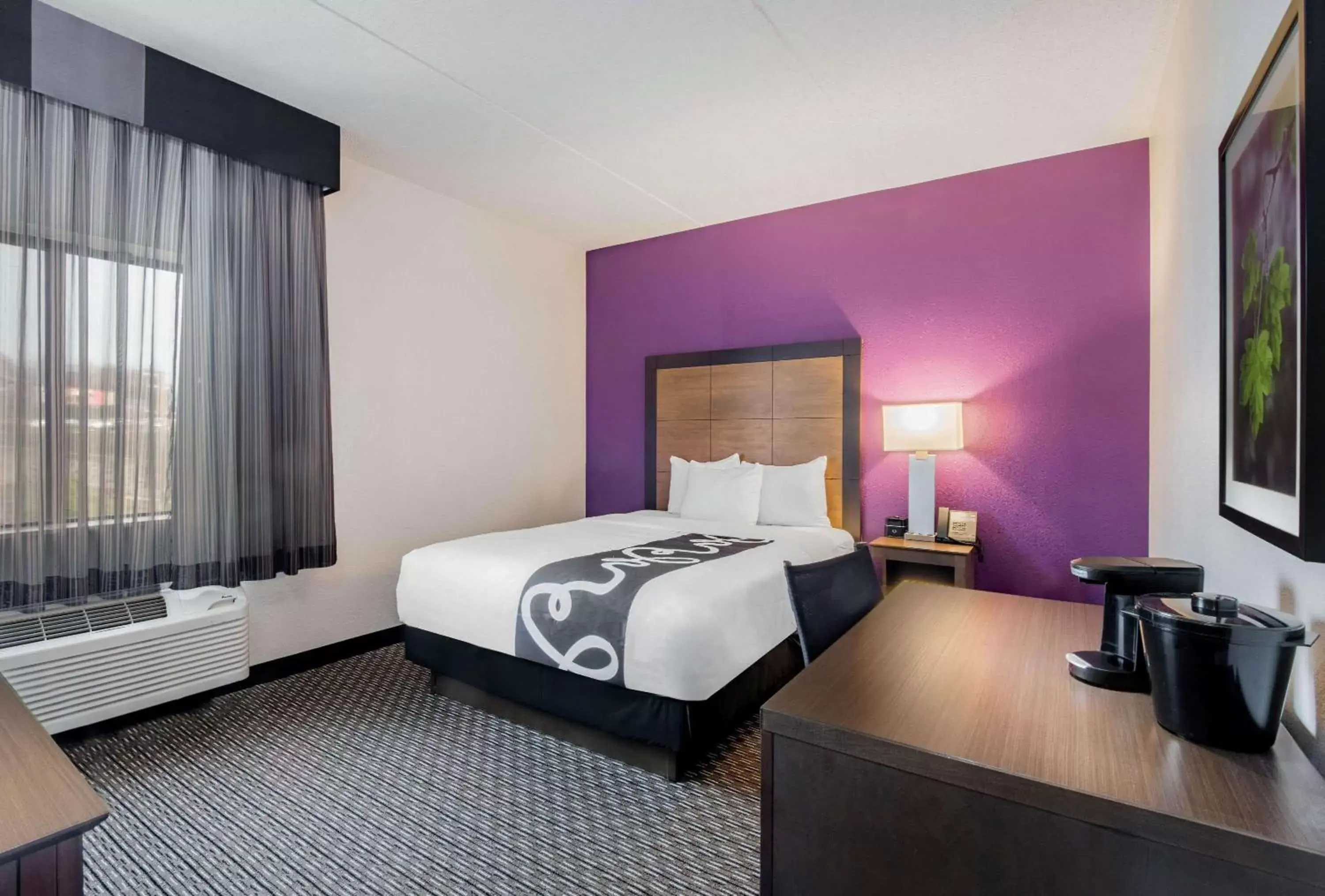 Photo of the whole room, Bed in La Quinta by Wyndham Baltimore BWI Airport