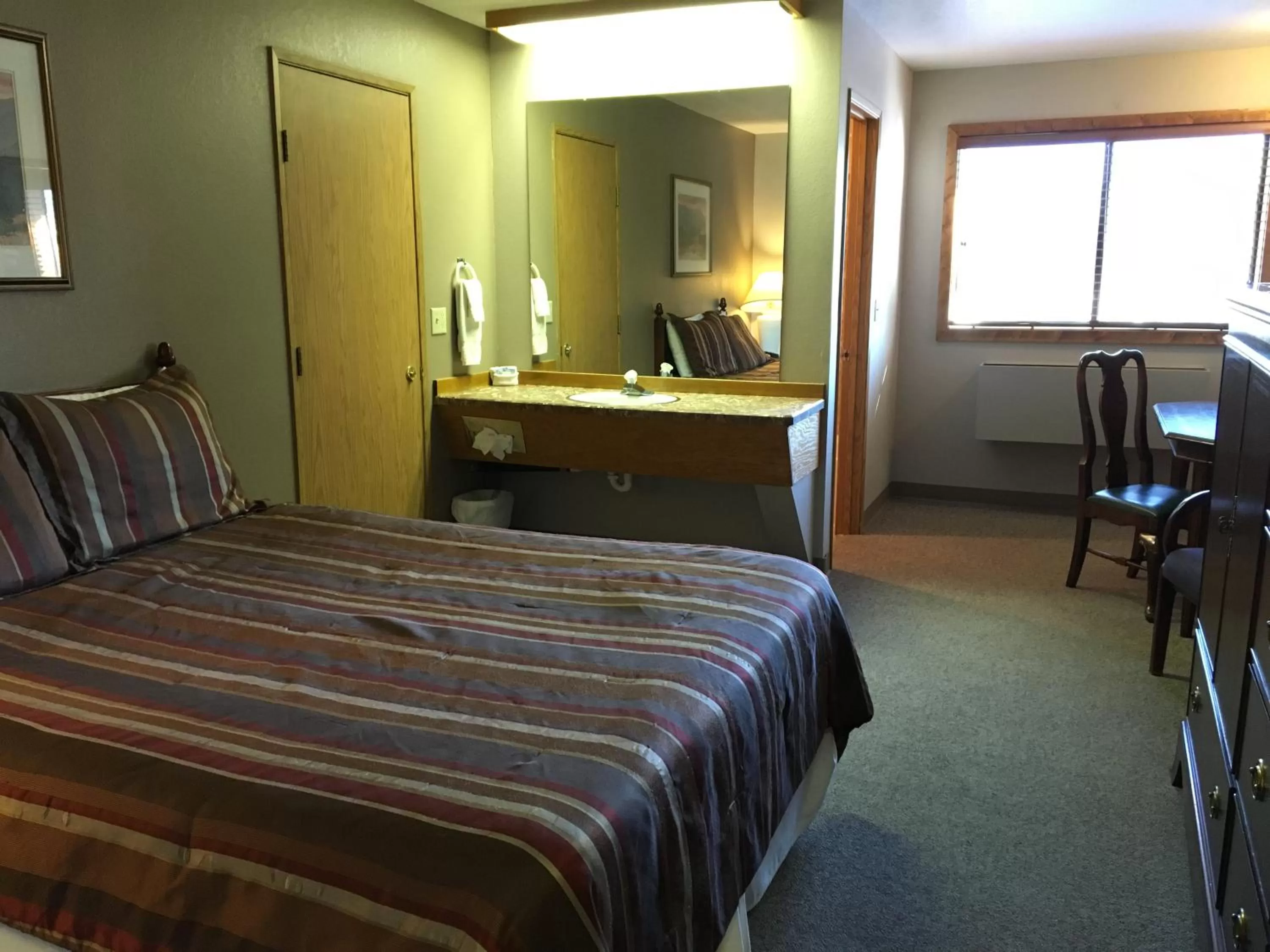 Bed in Timber Lodge Inn