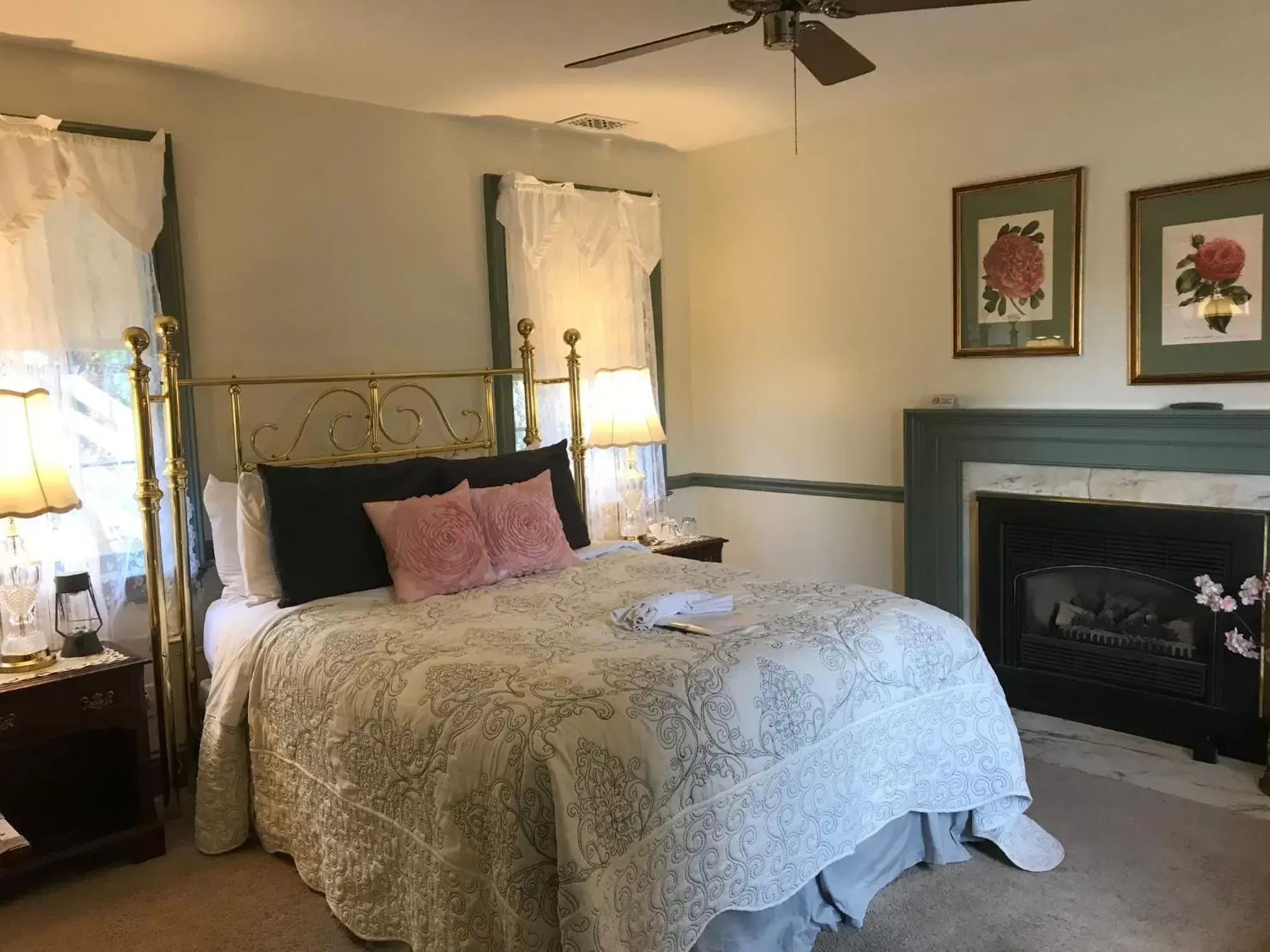 Photo of the whole room, Bed in Parsonage Inn Bed and Breakfast