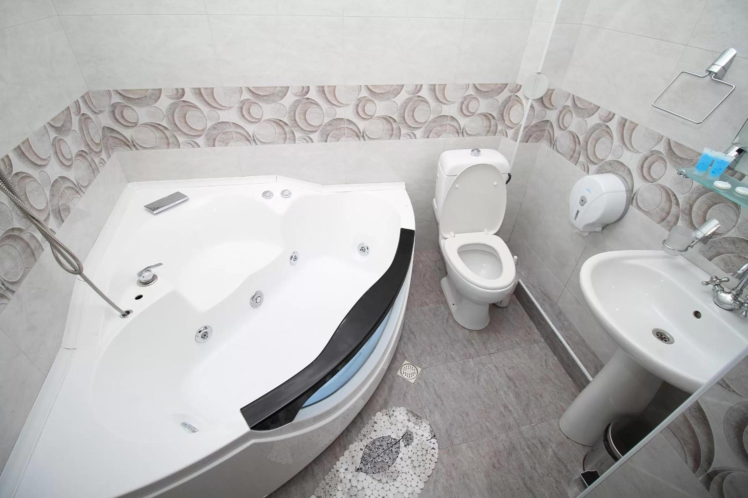 Bathroom in villa old sololaki