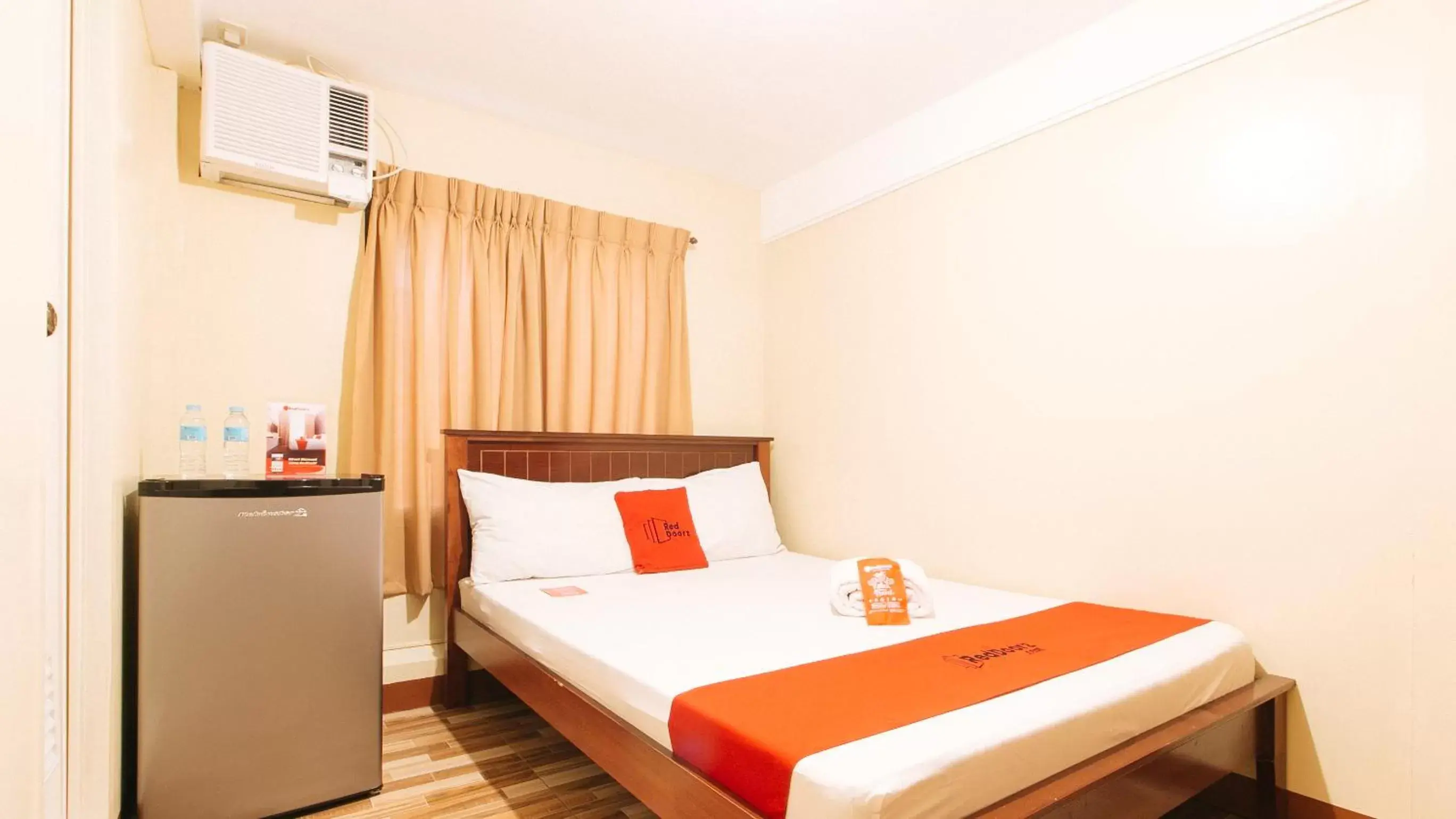 Bedroom, Bed in RedDoorz near PNR Espana Station