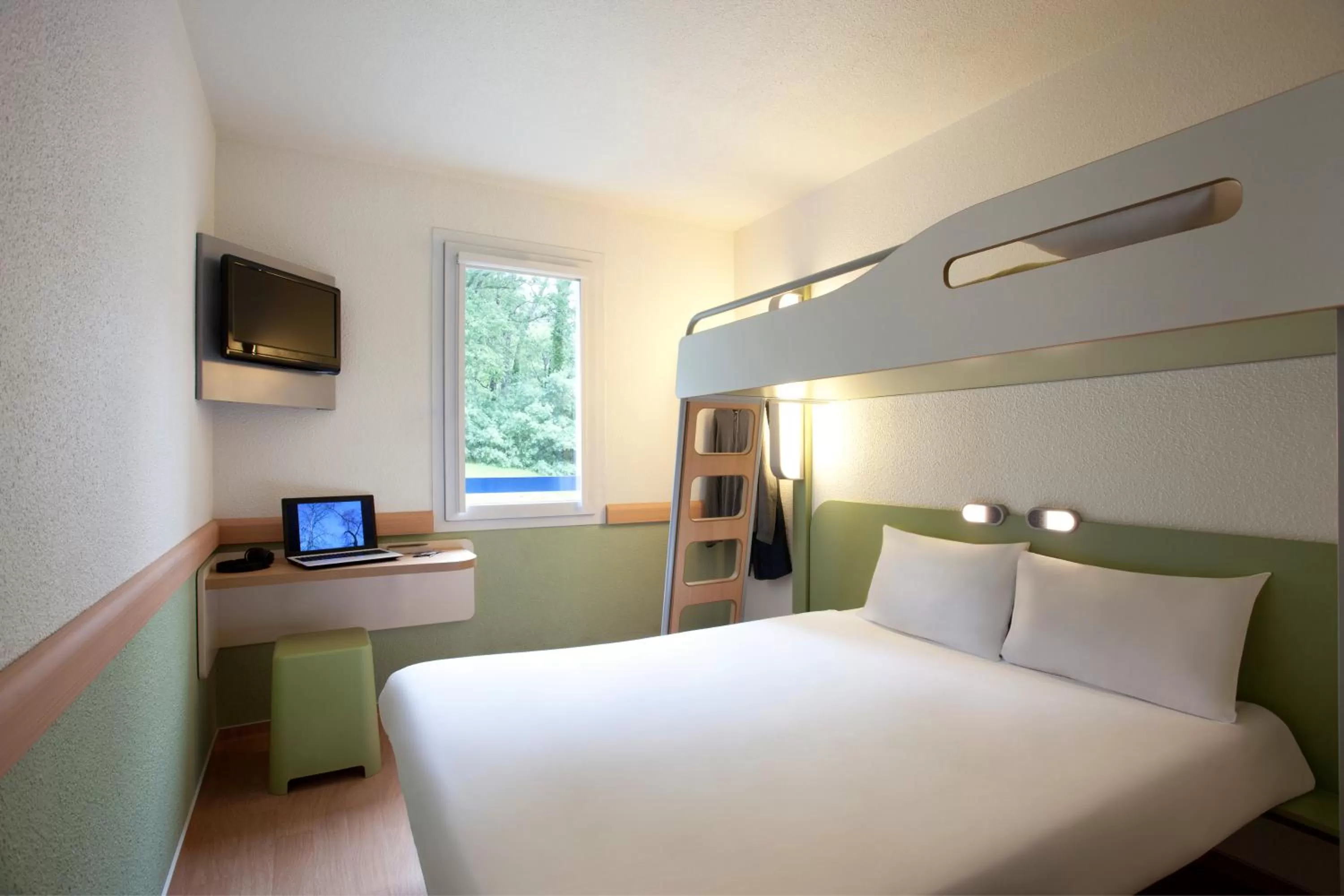 Bedroom, Bed in ibis budget Metz Sud