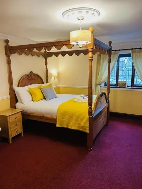 Bed in Crown & Cushion Hotel