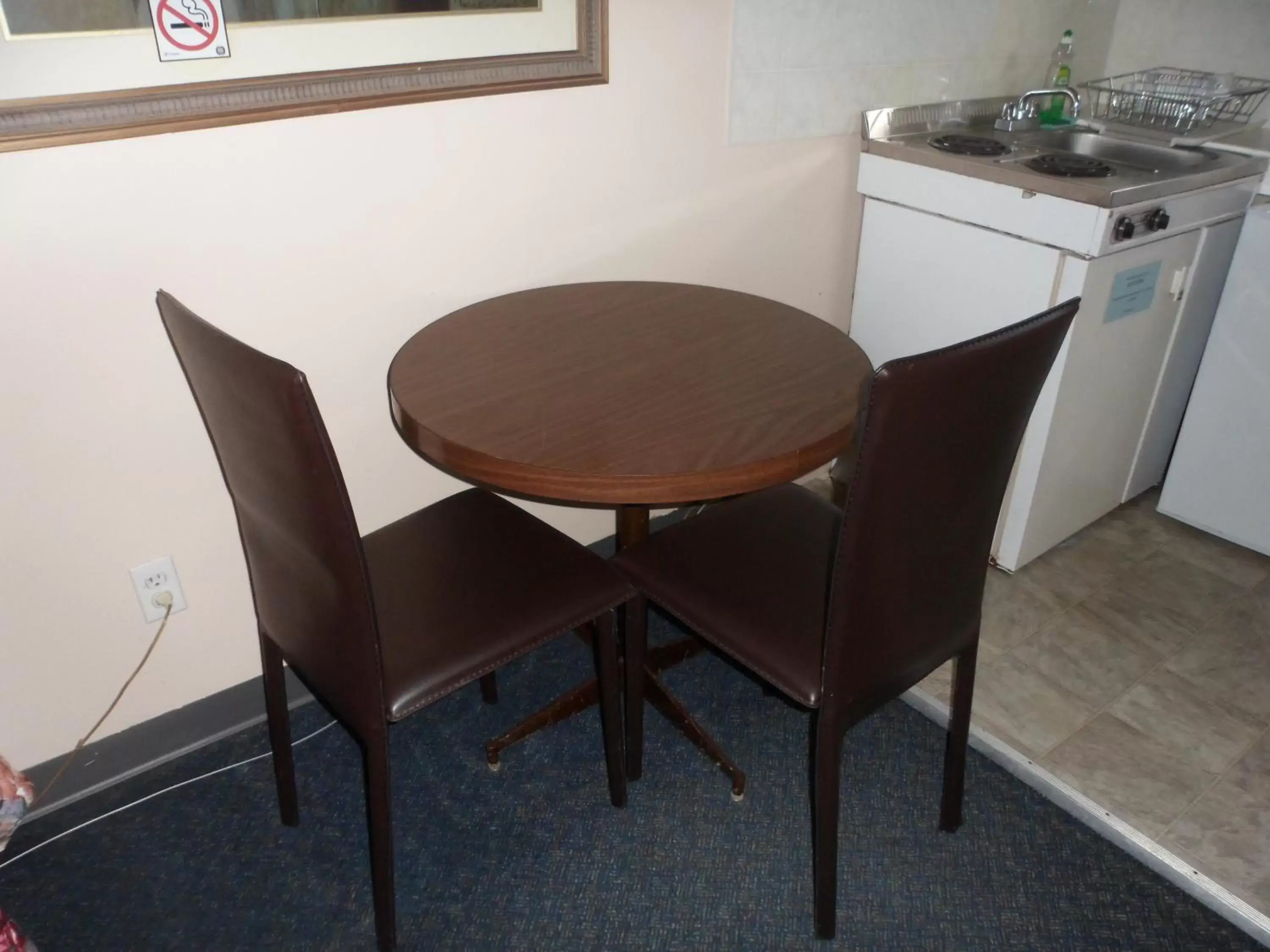 Kitchen or kitchenette, Dining Area in The Silver Birch Motel