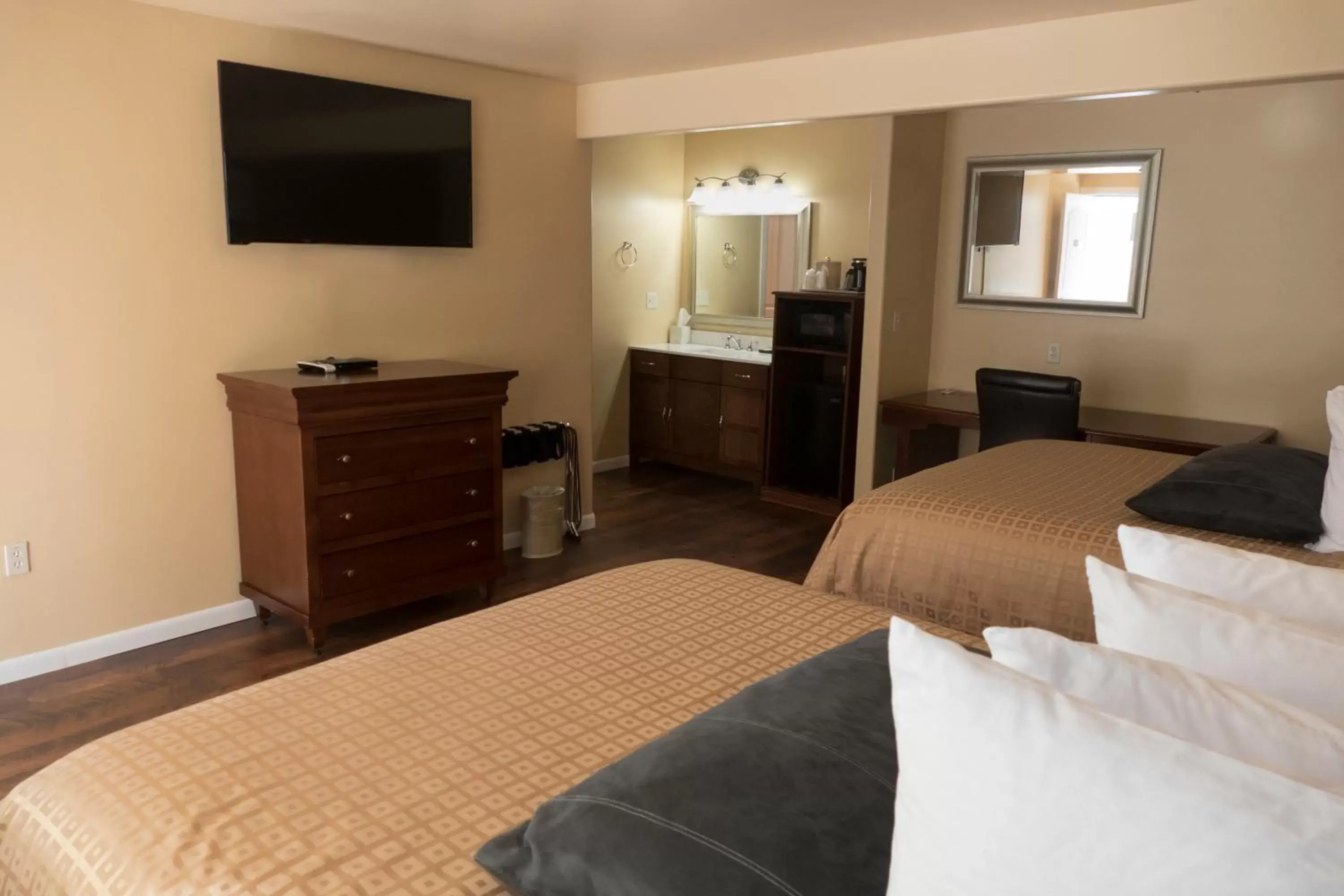 Photo of the whole room, TV/Entertainment Center in Abram Inn & Suites
