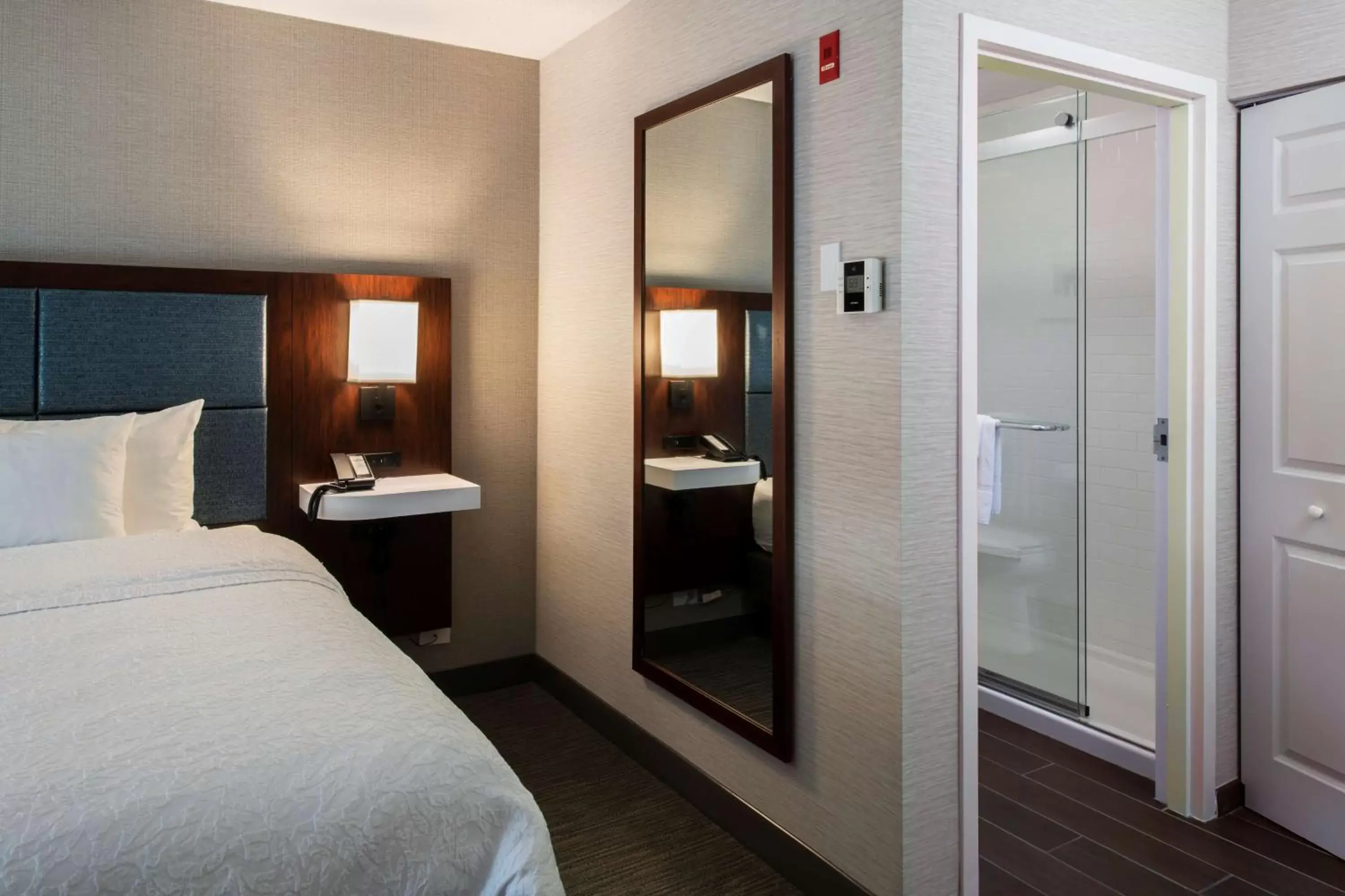 Bed, Bathroom in Hampton Inn & Suites Lincolnshire