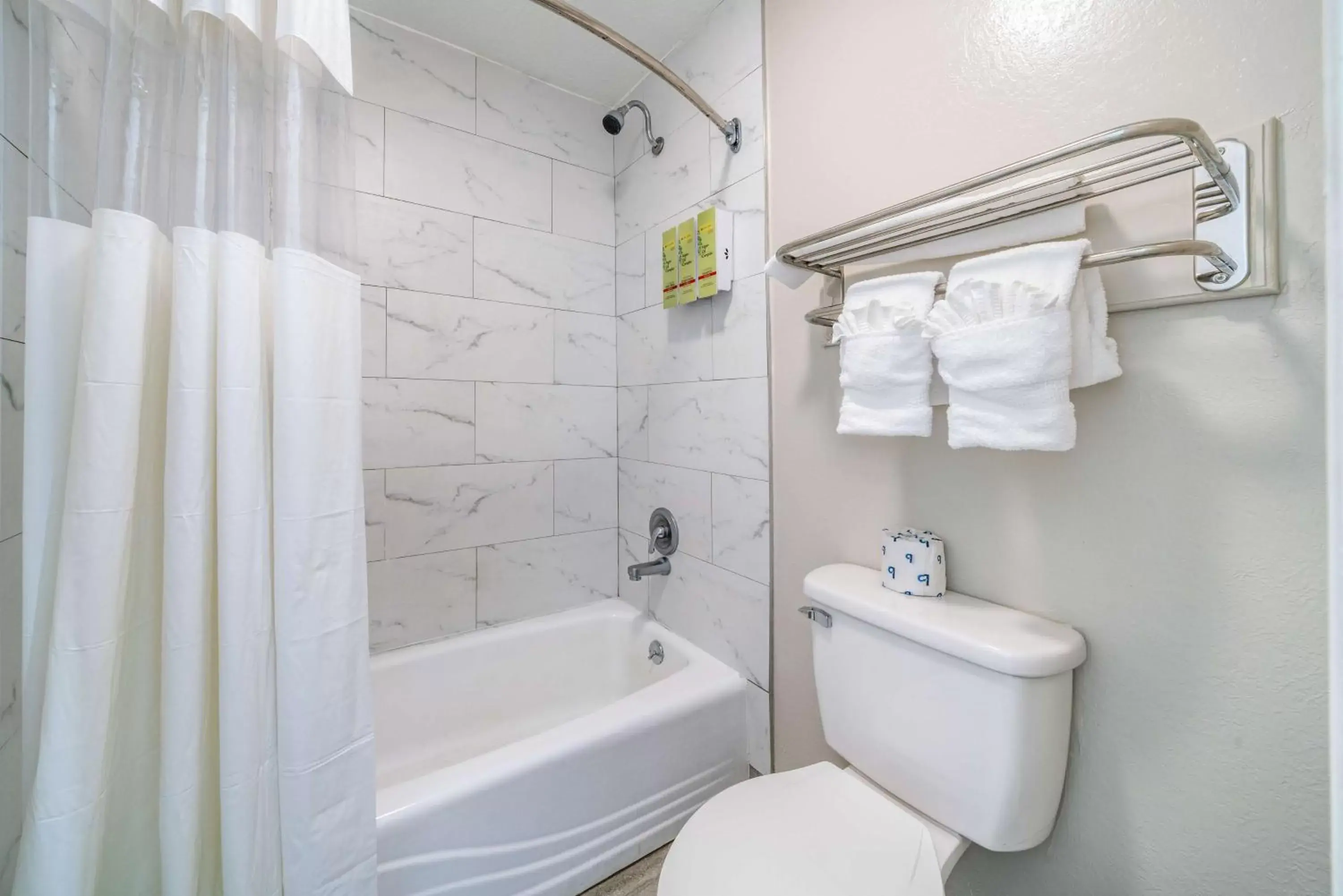 Photo of the whole room, Bathroom in Best Western Inn of Jasper