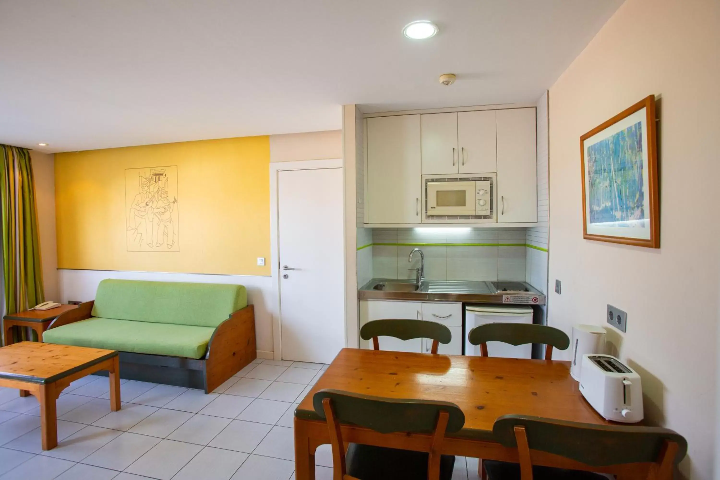 Kitchen or kitchenette, Dining Area in Hotel Riosol