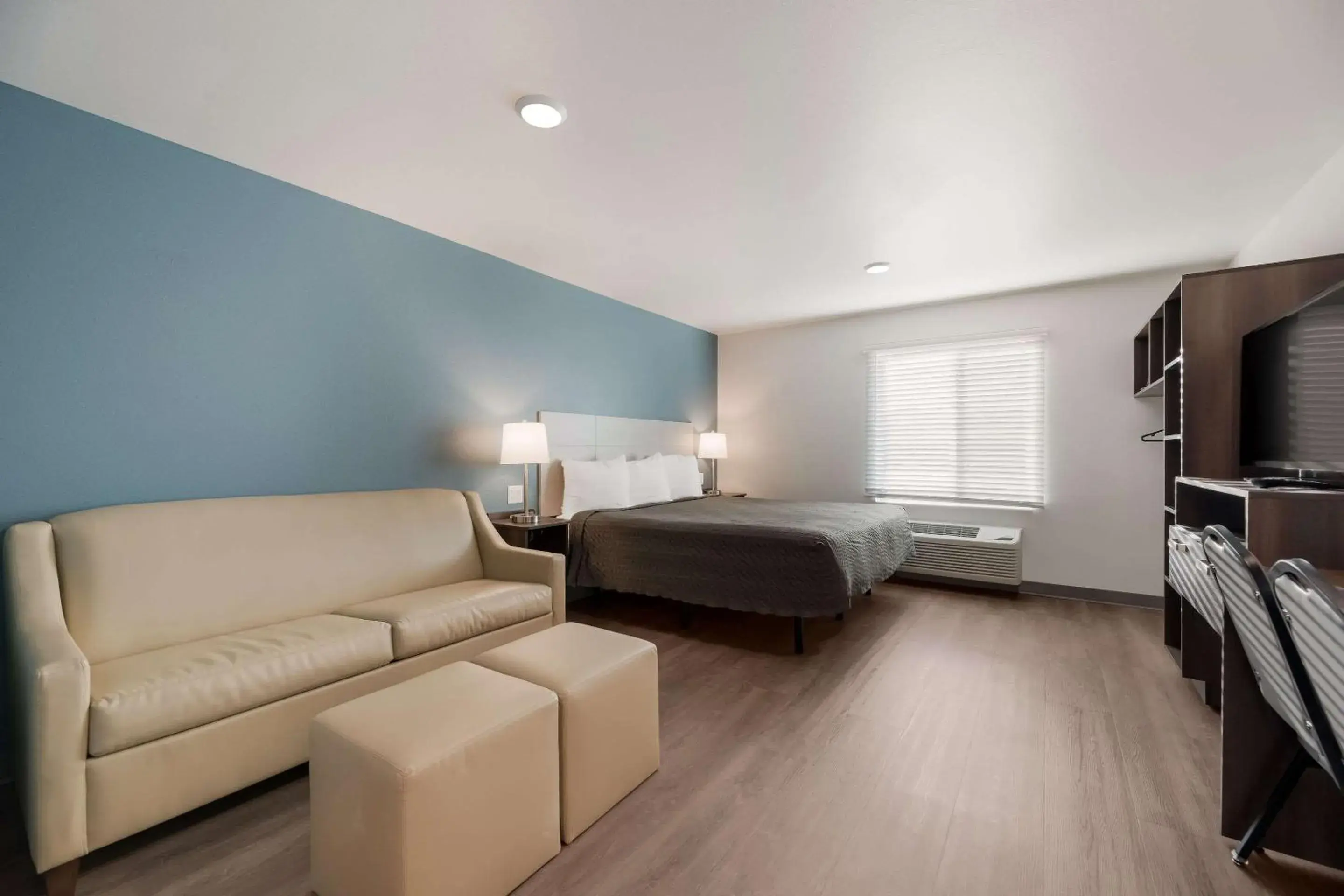 Seating area, Bed in WoodSpring Suites Phoenix-Deer Valley