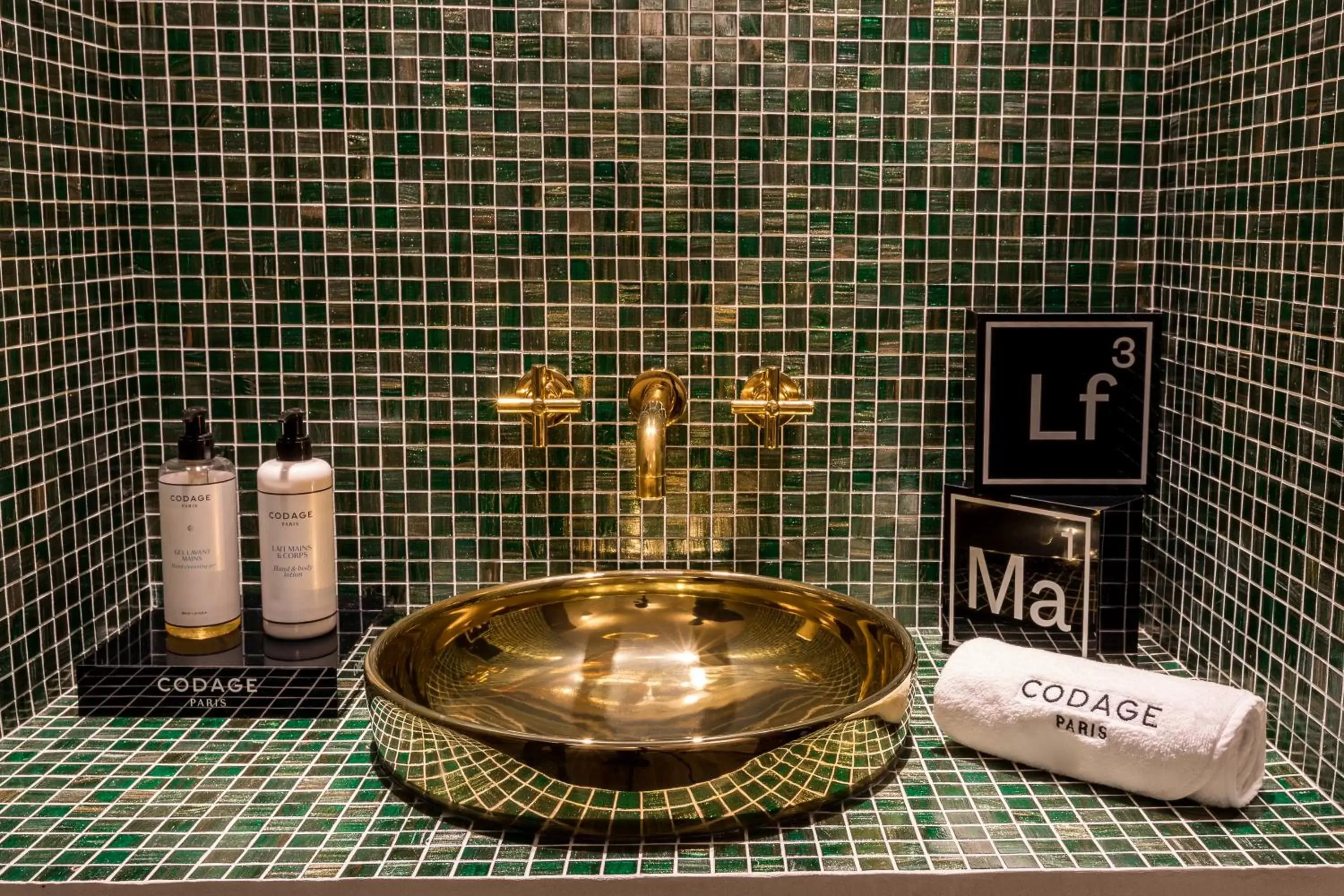 Massage, Bathroom in Laz' Hotel Spa Urbain Paris