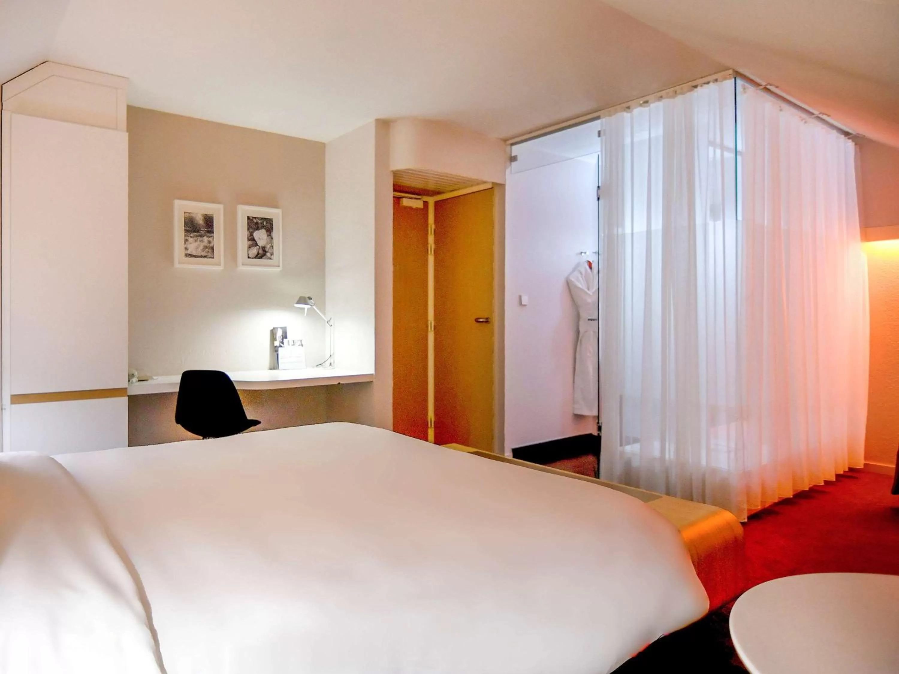 Photo of the whole room, Bed in Mercure Nantes Centre Gare