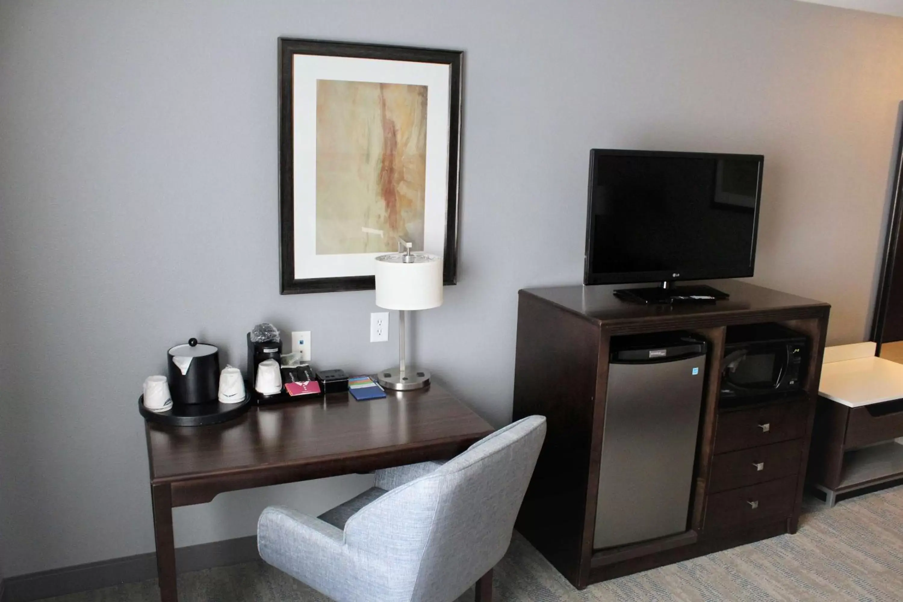 Bedroom, TV/Entertainment Center in Hampton Inn Indianapolis NW/Zionsville