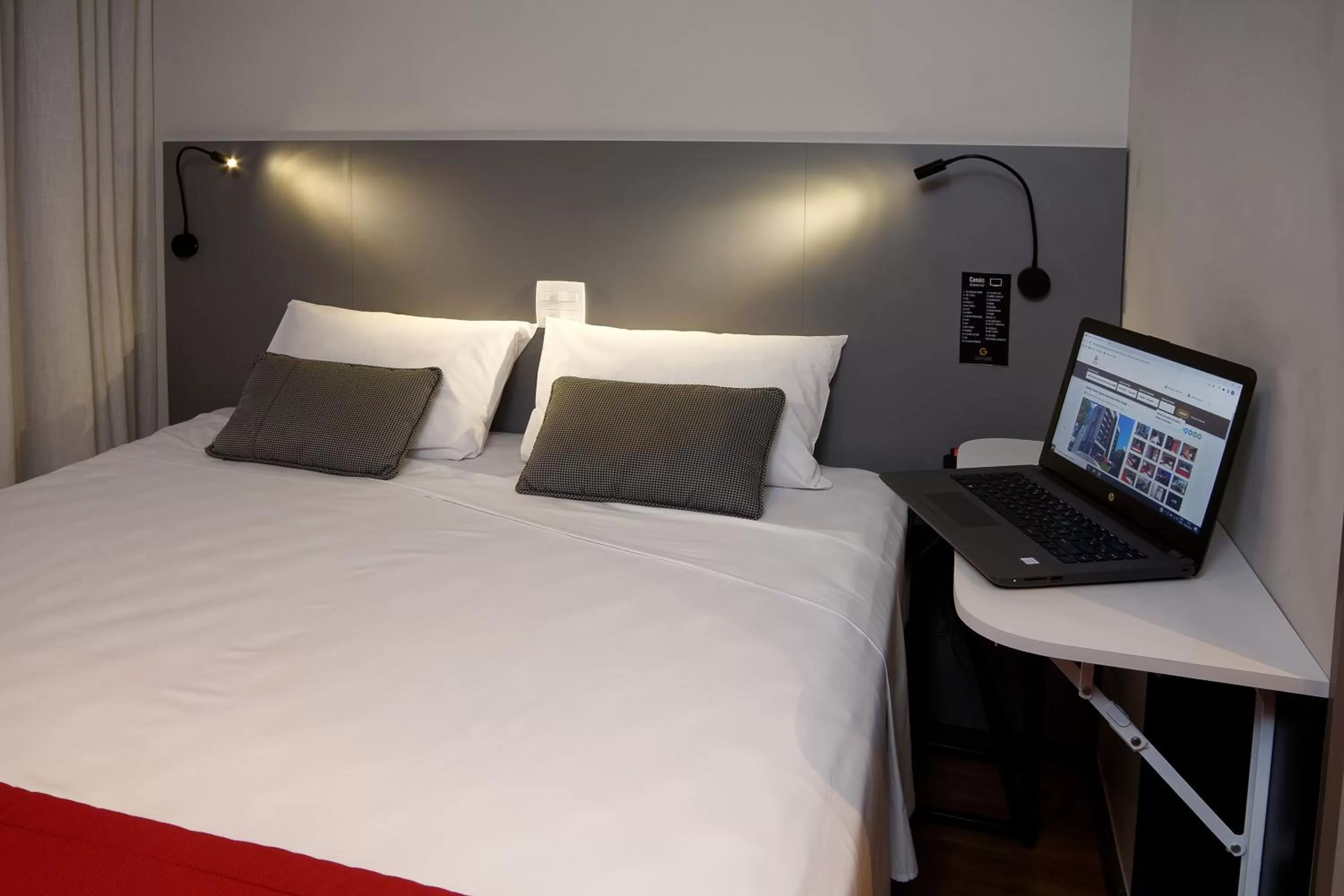 Bed in Golden Tower Express Berrini by Fênix Hotéis