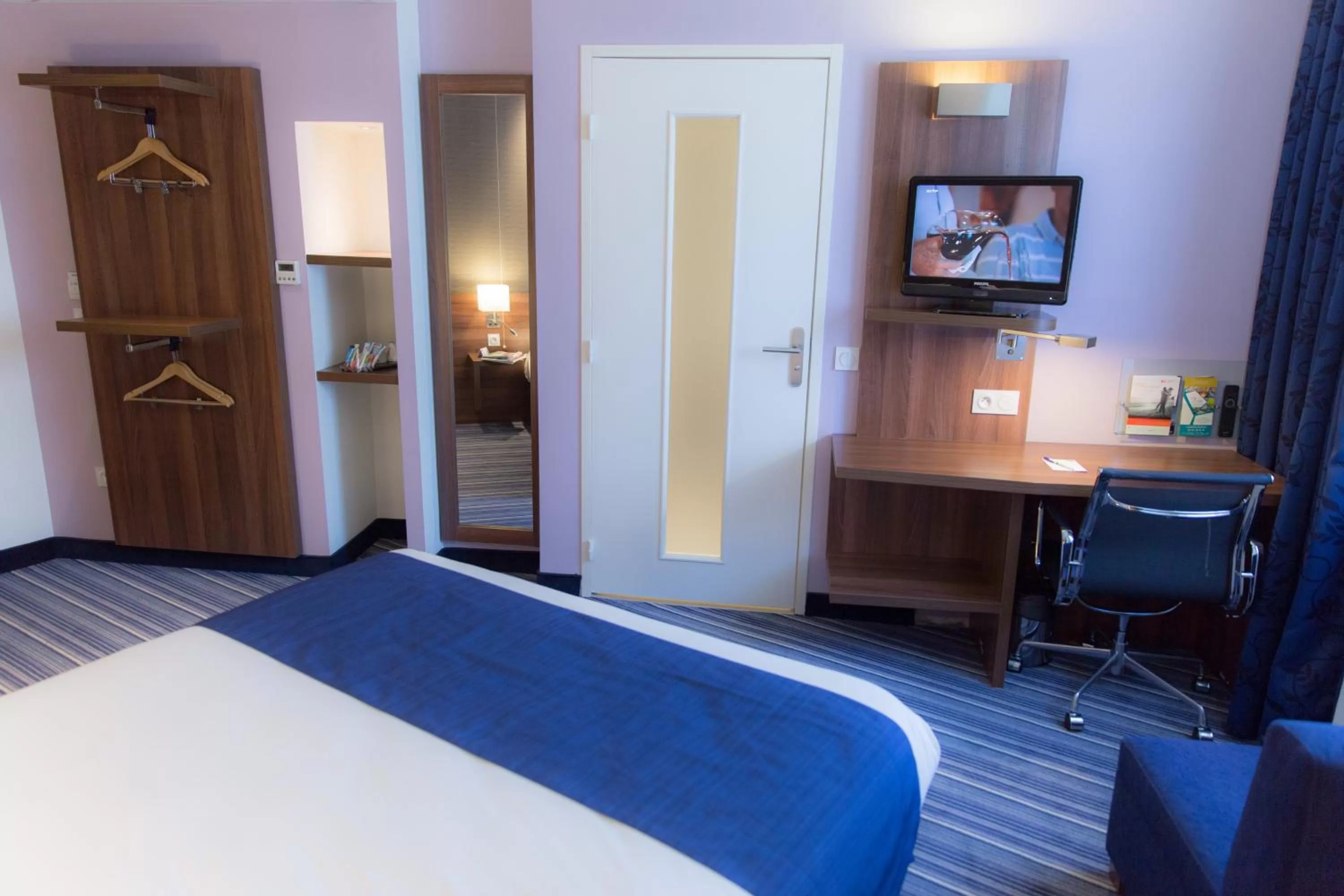 Photo of the whole room, Bed in Holiday Inn Express Toulon - Est by IHG