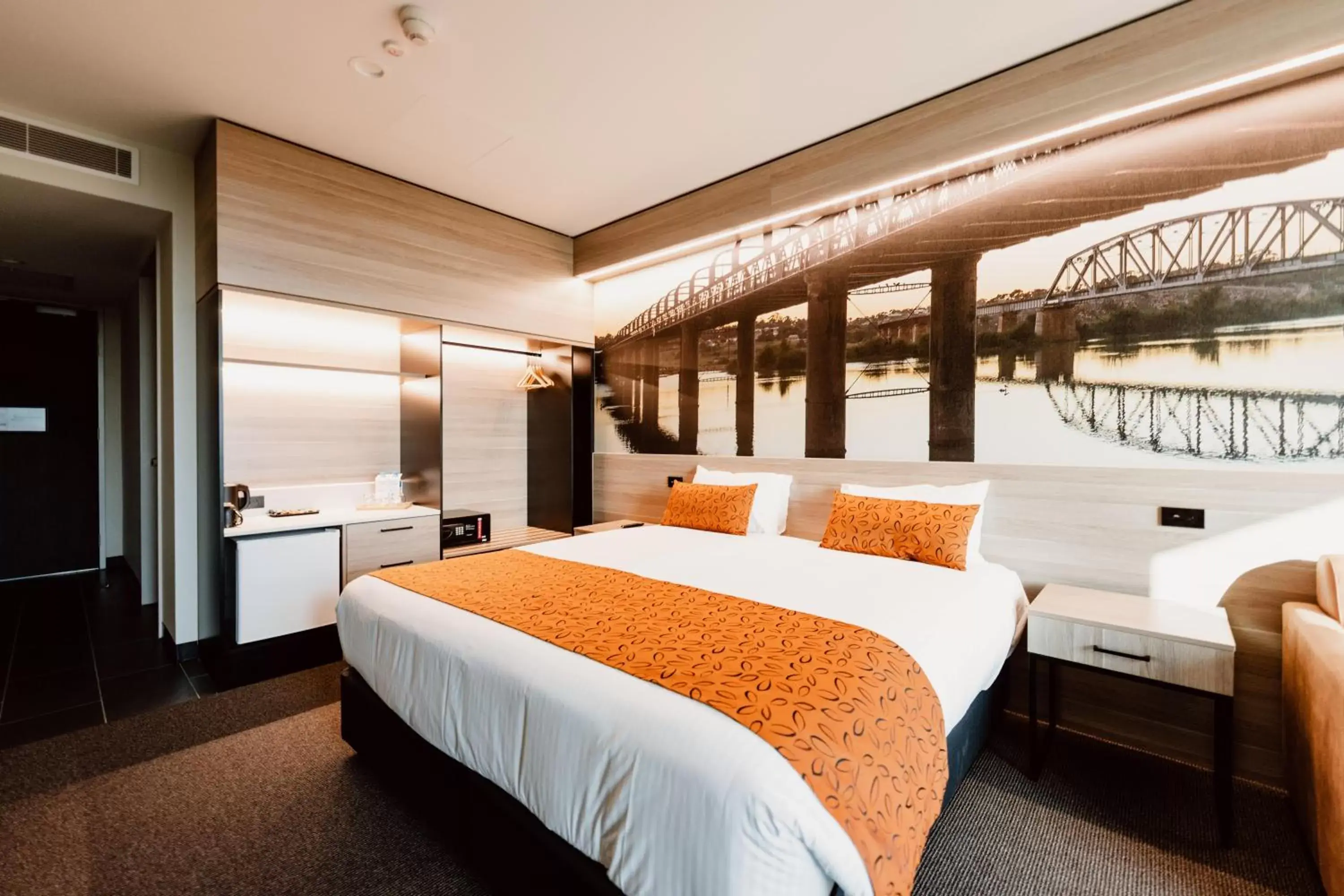 Photo of the whole room, Bed in Bridgeport Hotel Photo of the whole room, Bed in Bridgeport Hotel