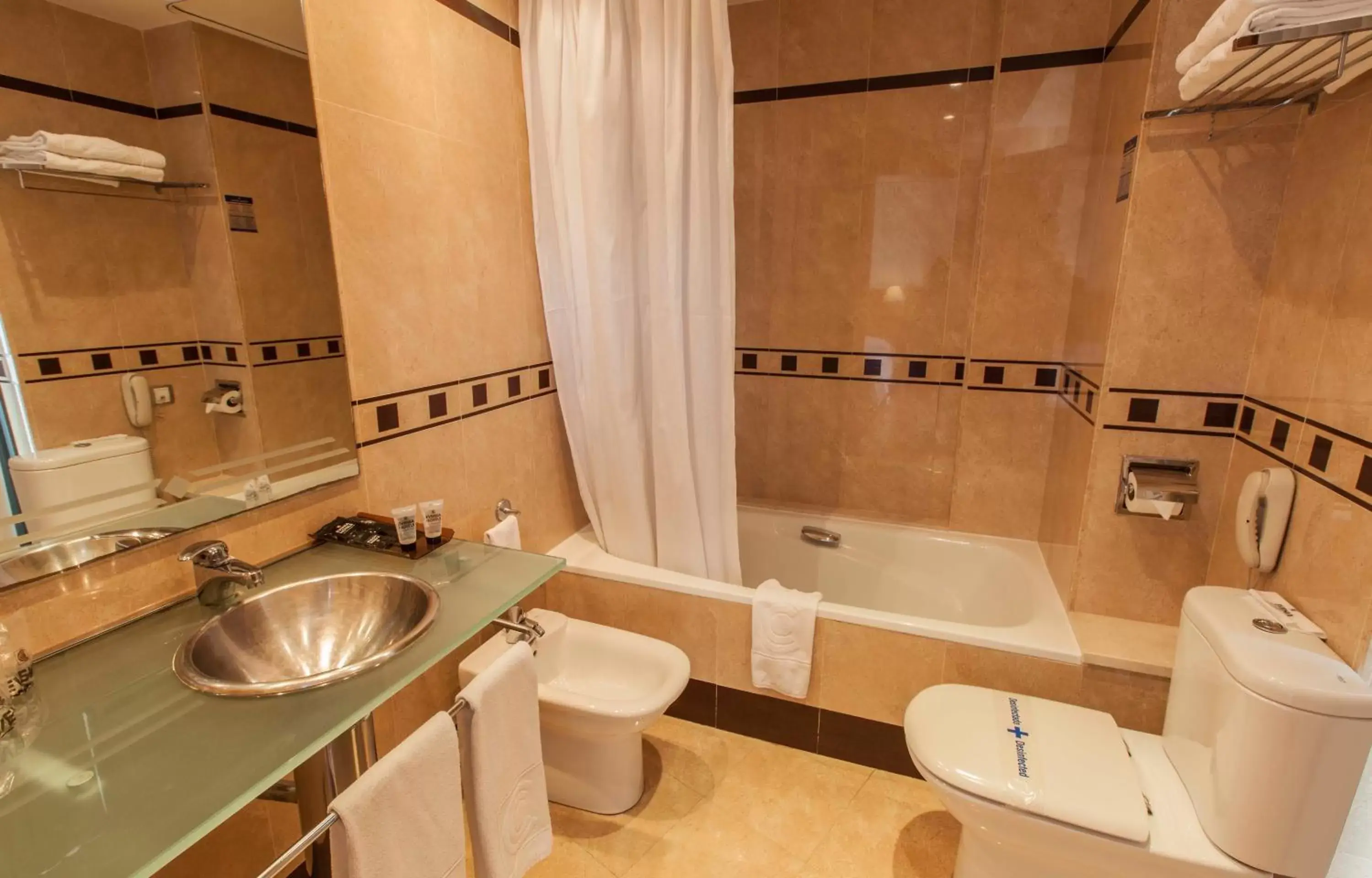 Bathroom in Evenia Rocafort