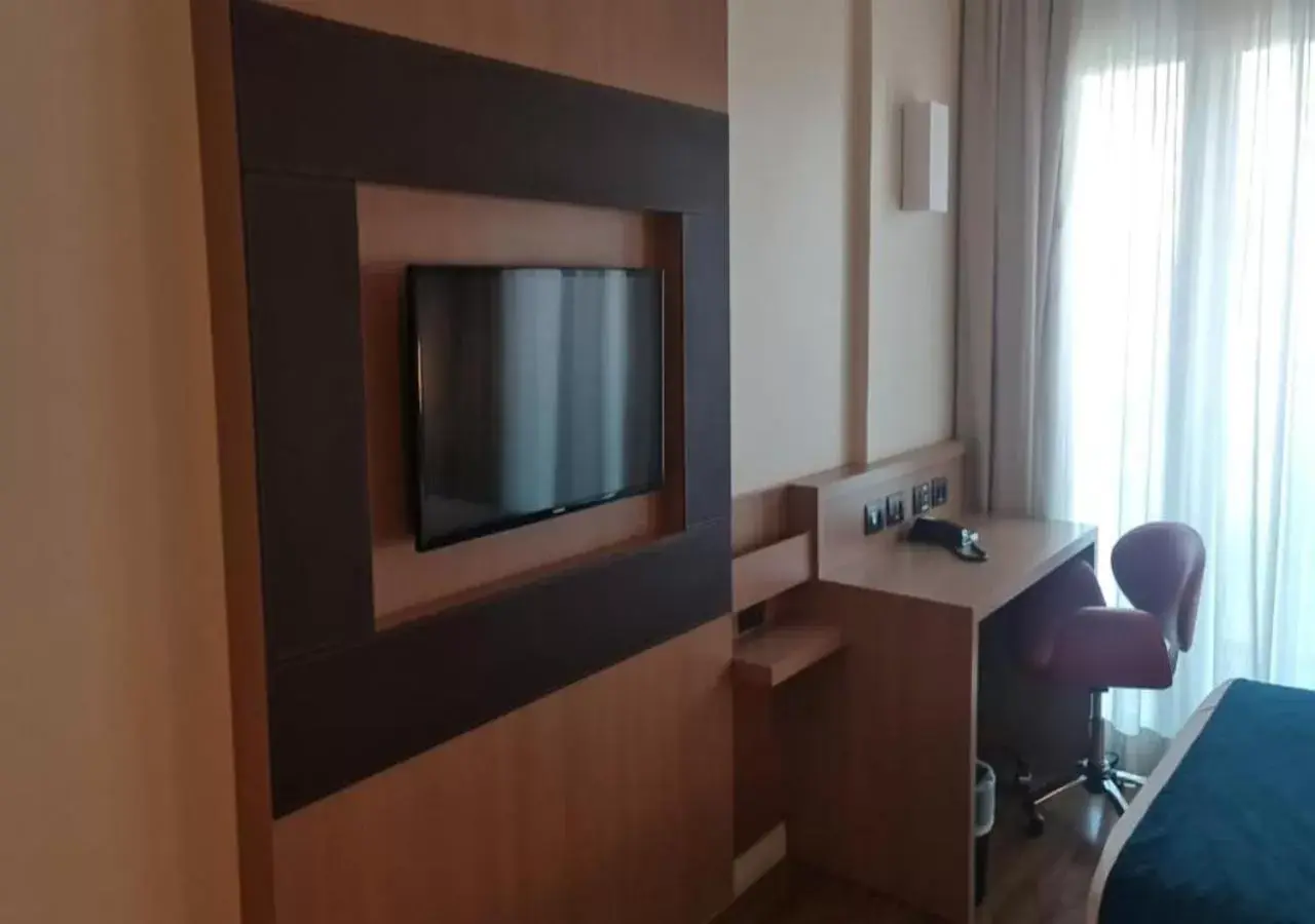 TV/Entertainment Center in Quality Hotel & Suites Brasília