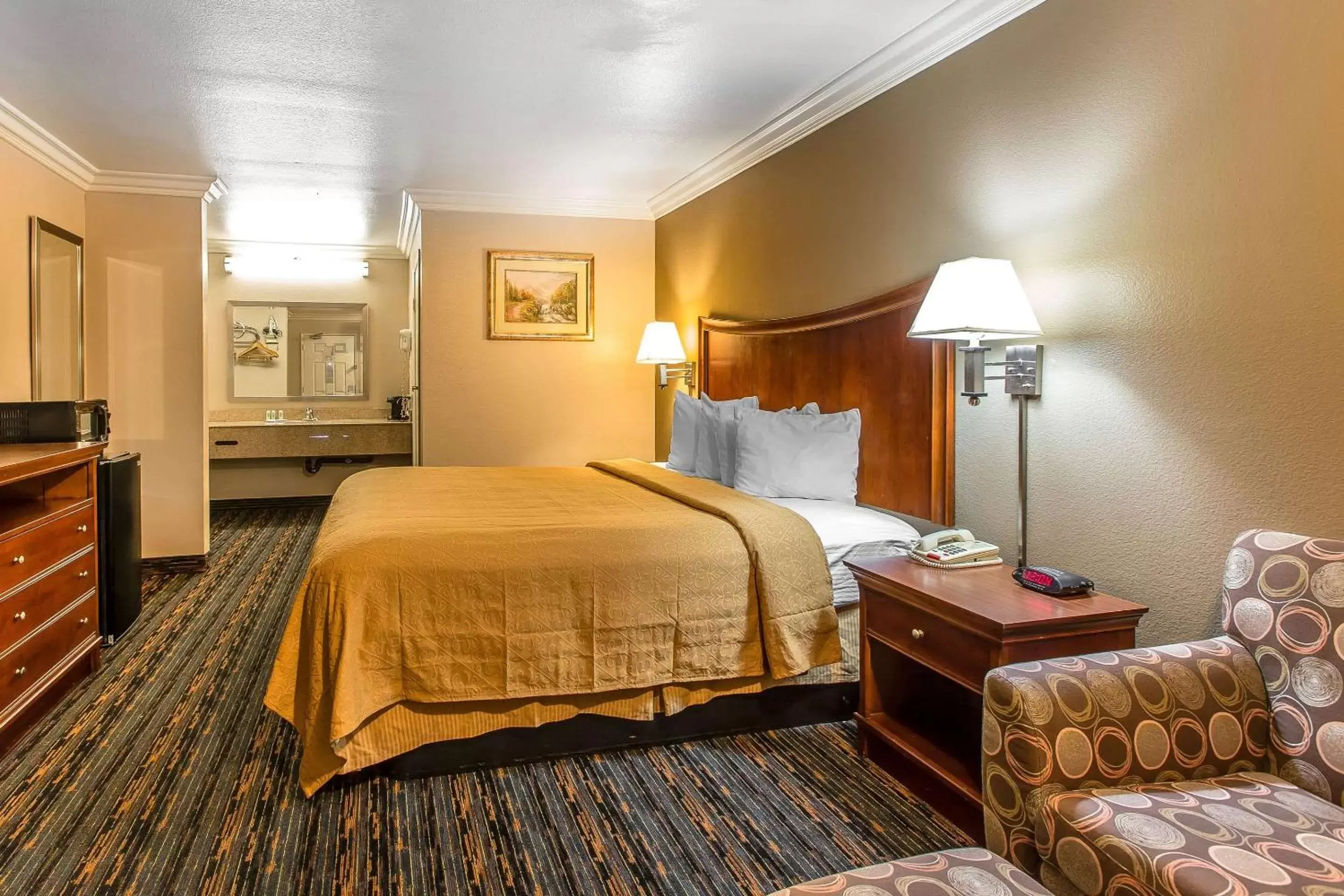 Photo of the whole room, Bed in Quality Inn Lake Elsinore