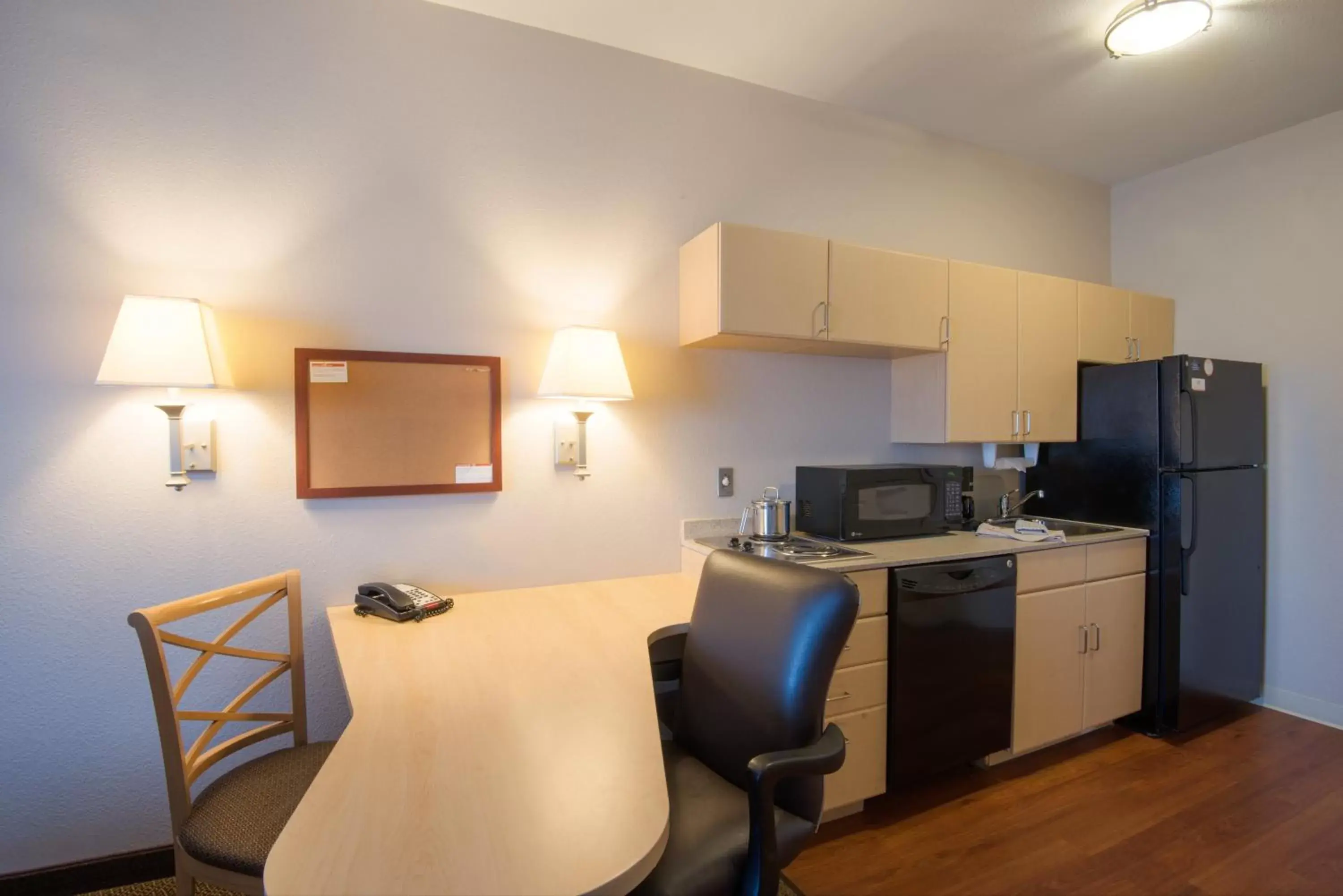 Photo of the whole room, Kitchen/Kitchenette in Candlewood Suites Sheridan, an IHG Hotel