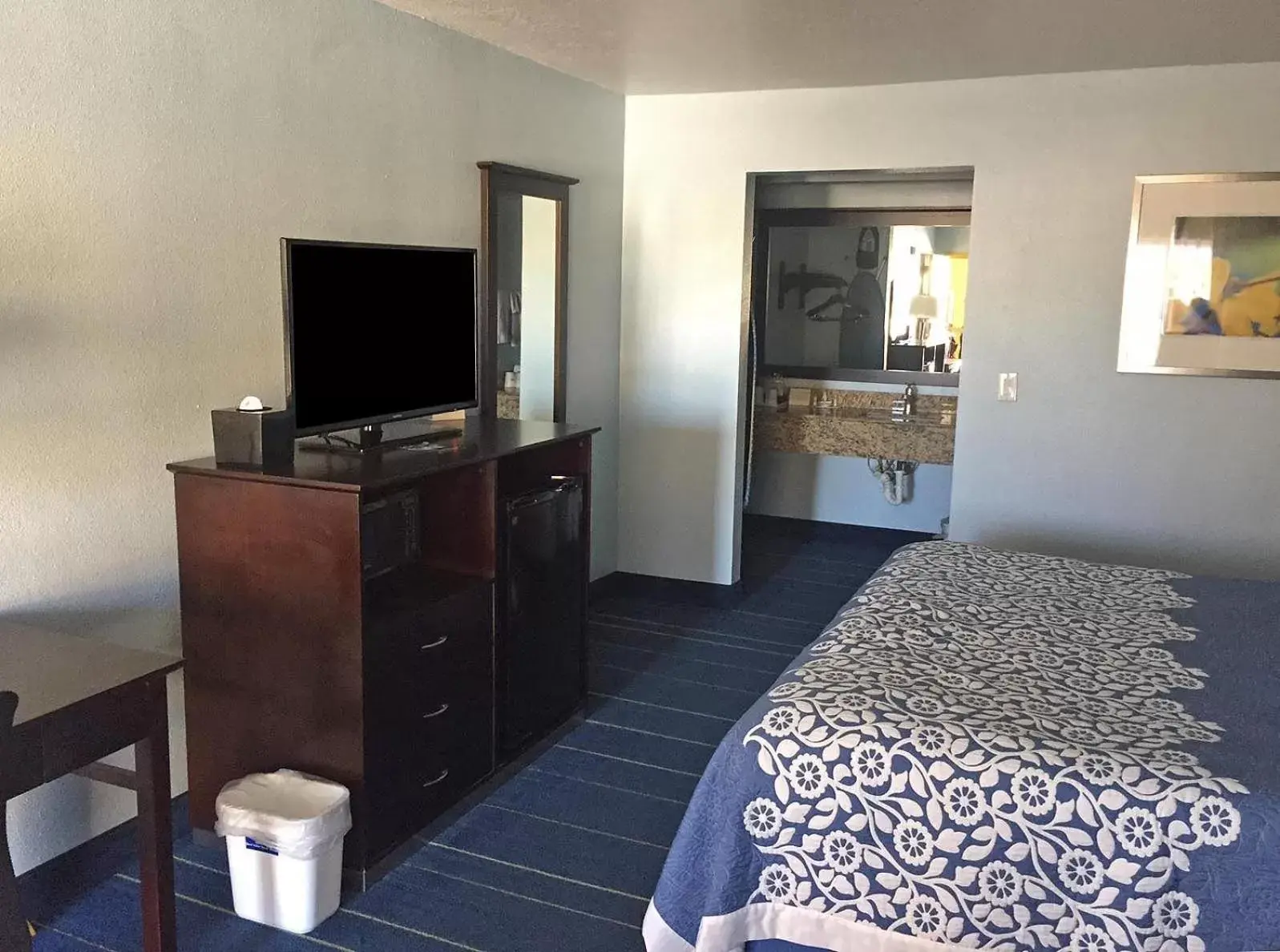 TV/Entertainment Center in Americas Best Value Inn Bishop/Kingsville