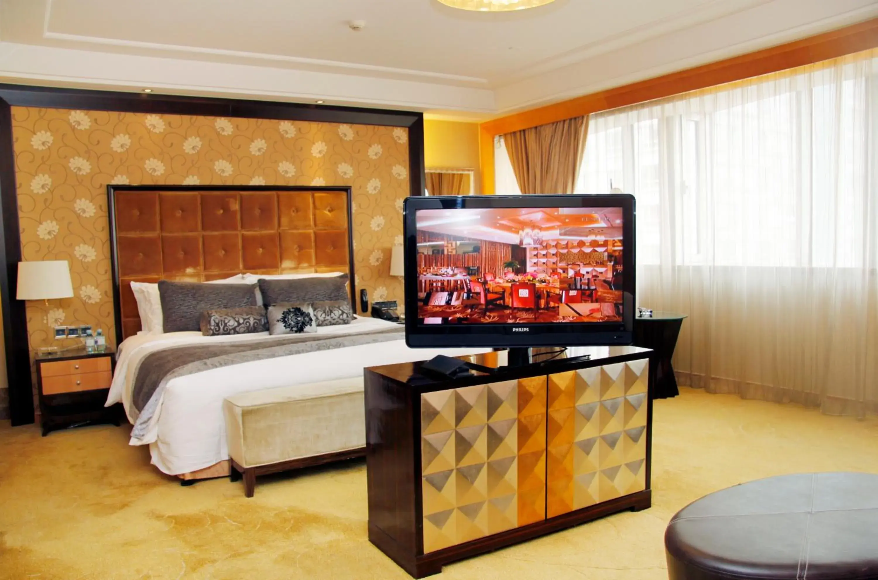 Bed, TV/Entertainment Center in Radegast Hotel CBD Beijing