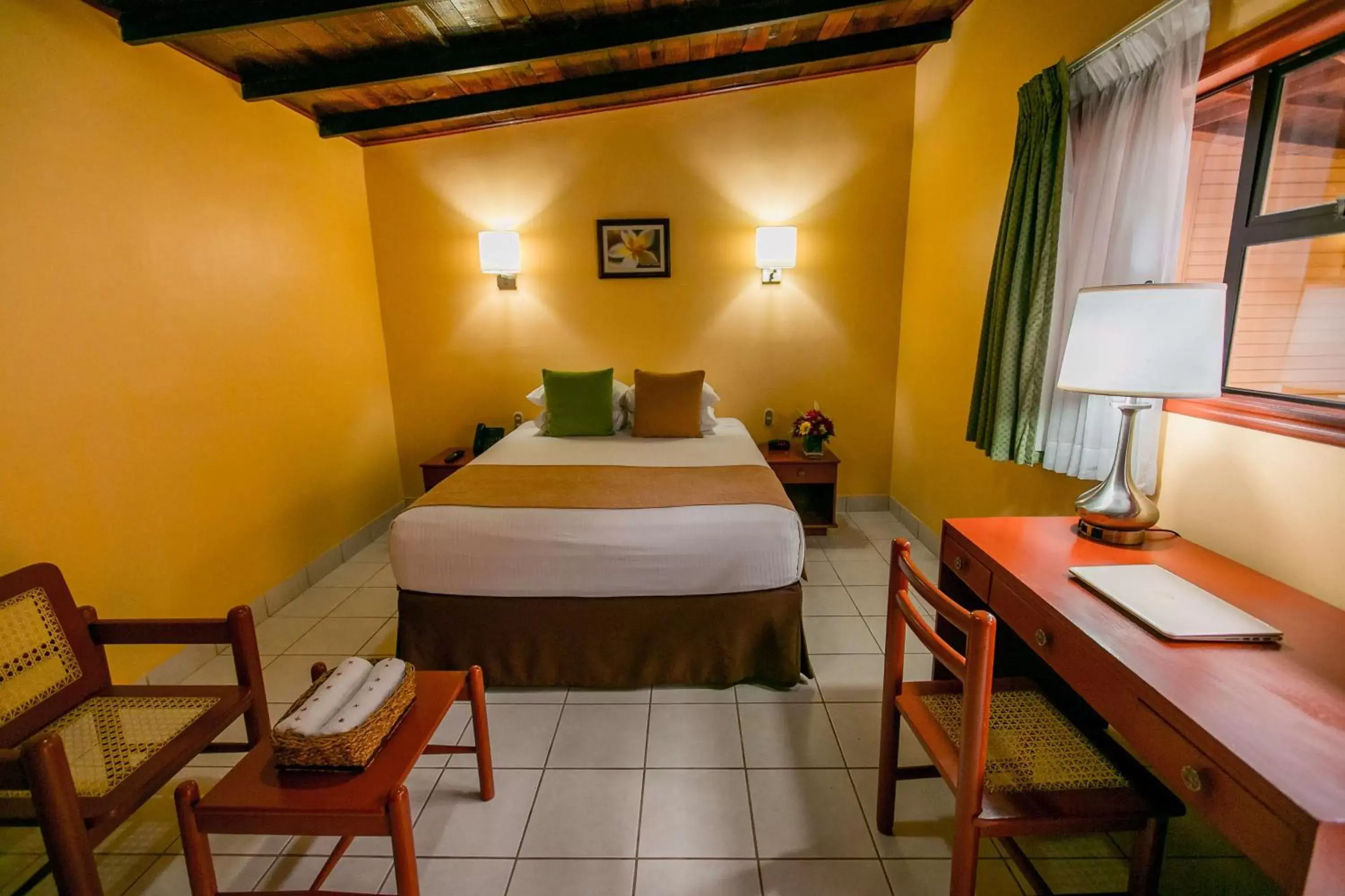 Photo of the whole room, Bed in Best Western Las Mercedes Airport