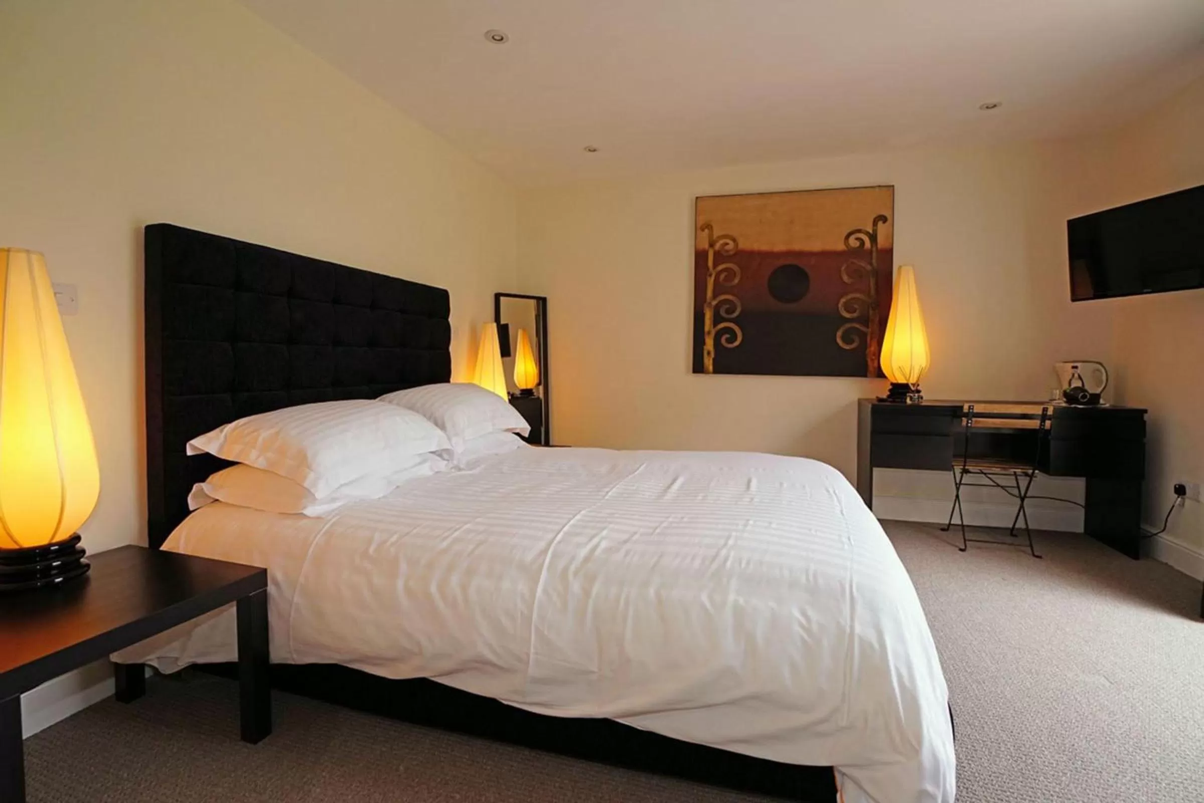 Bedroom, Bed in Greyhound Hever