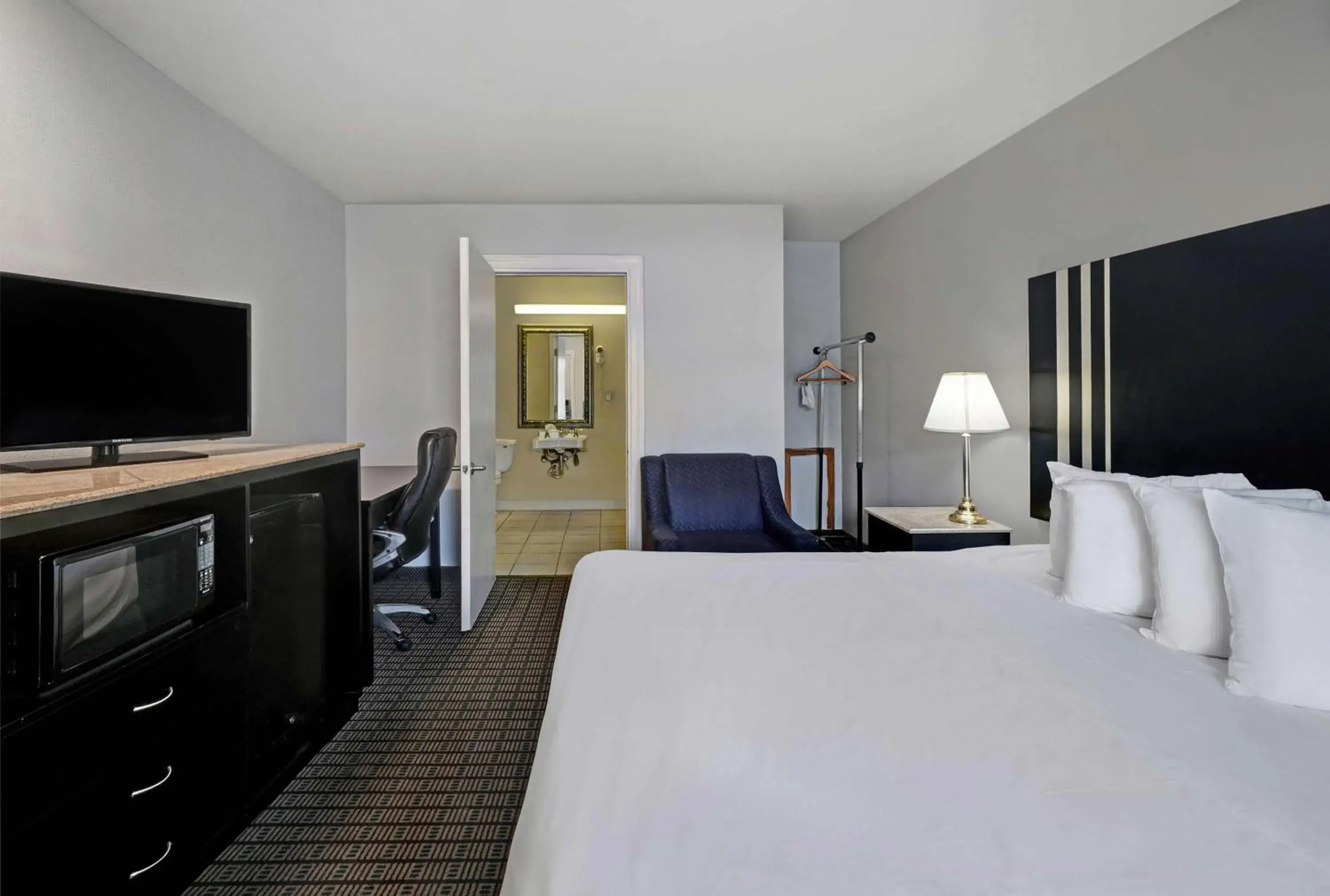 Photo of the whole room, Bed in Motel 6 Washington, PA Photo of the whole room, Bed in Motel 6 Washington, PA