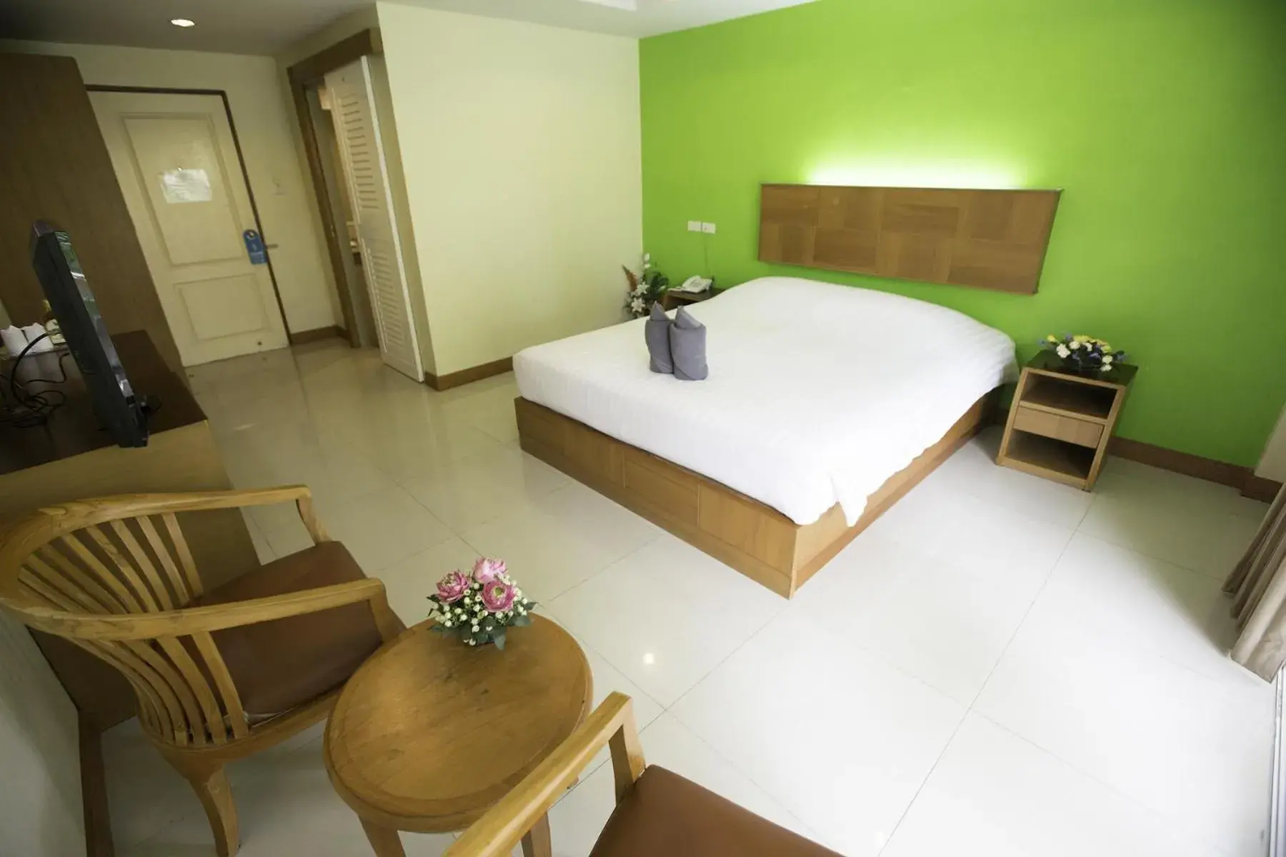 Photo of the whole room, Bed in Twin Palms Resort Pattaya