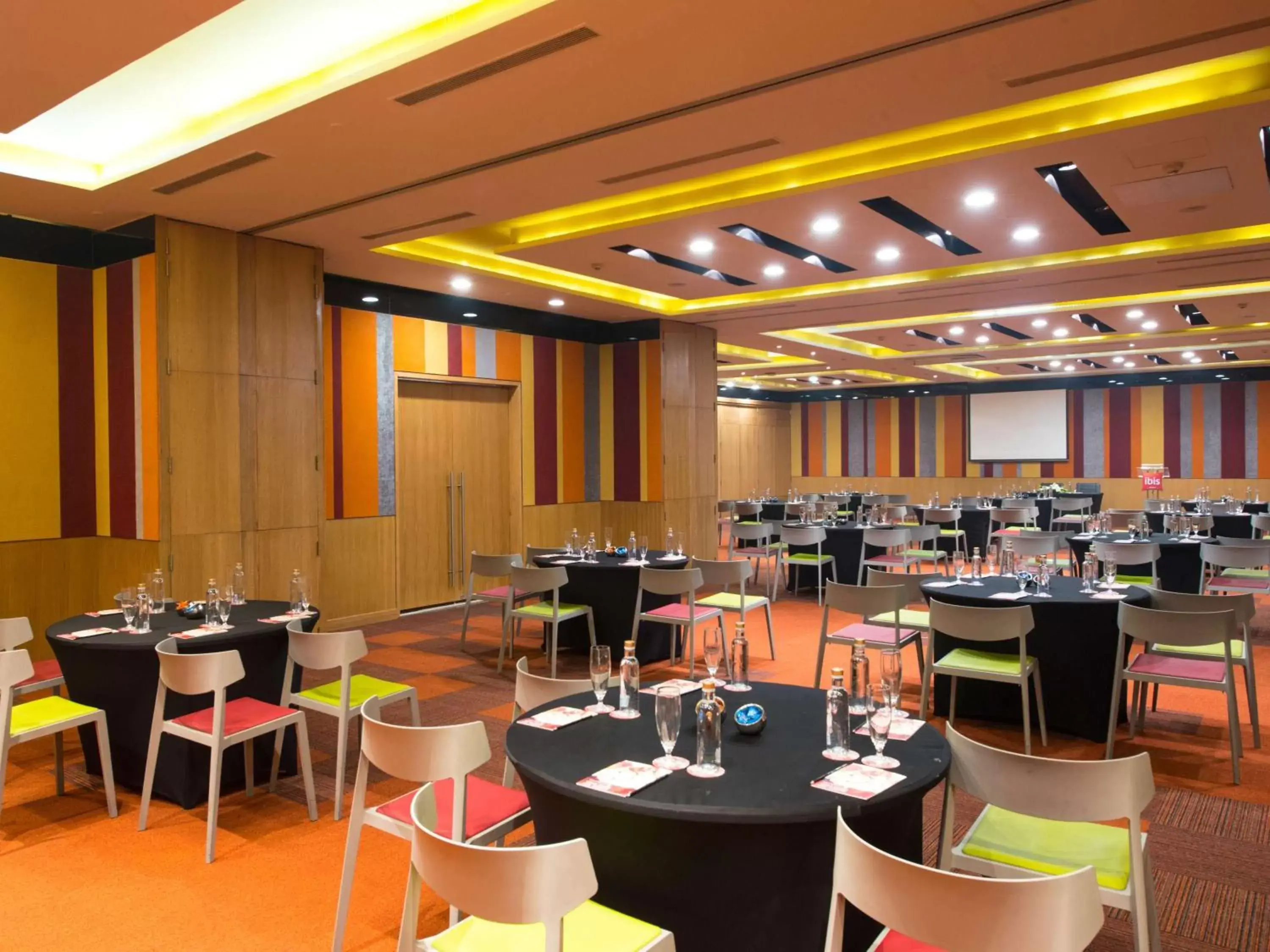 On site, Restaurant/Places to Eat in ibis New Delhi Aerocity - An AccorHotels Brand