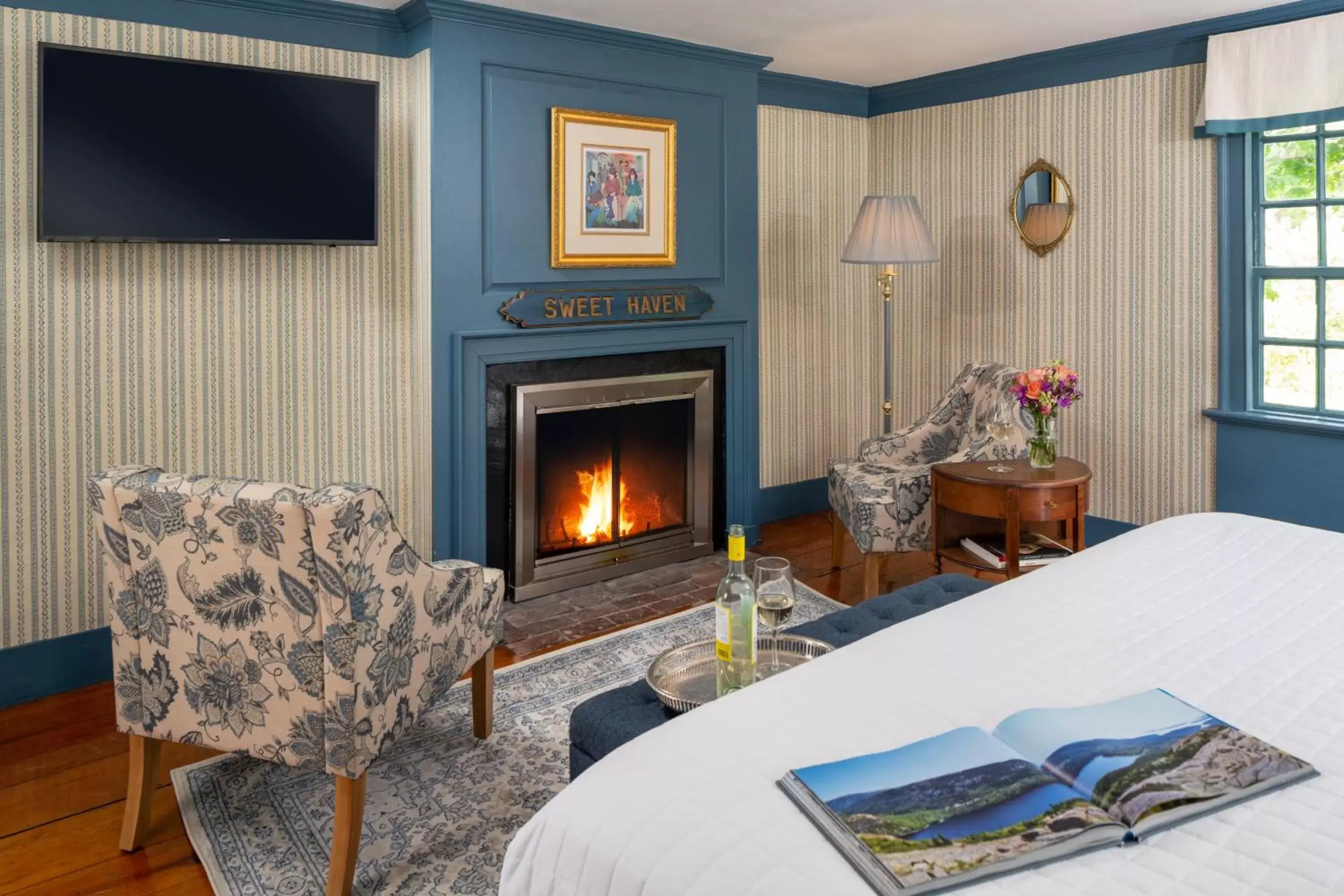 Bed, Seating Area in Waldo Emerson Inn