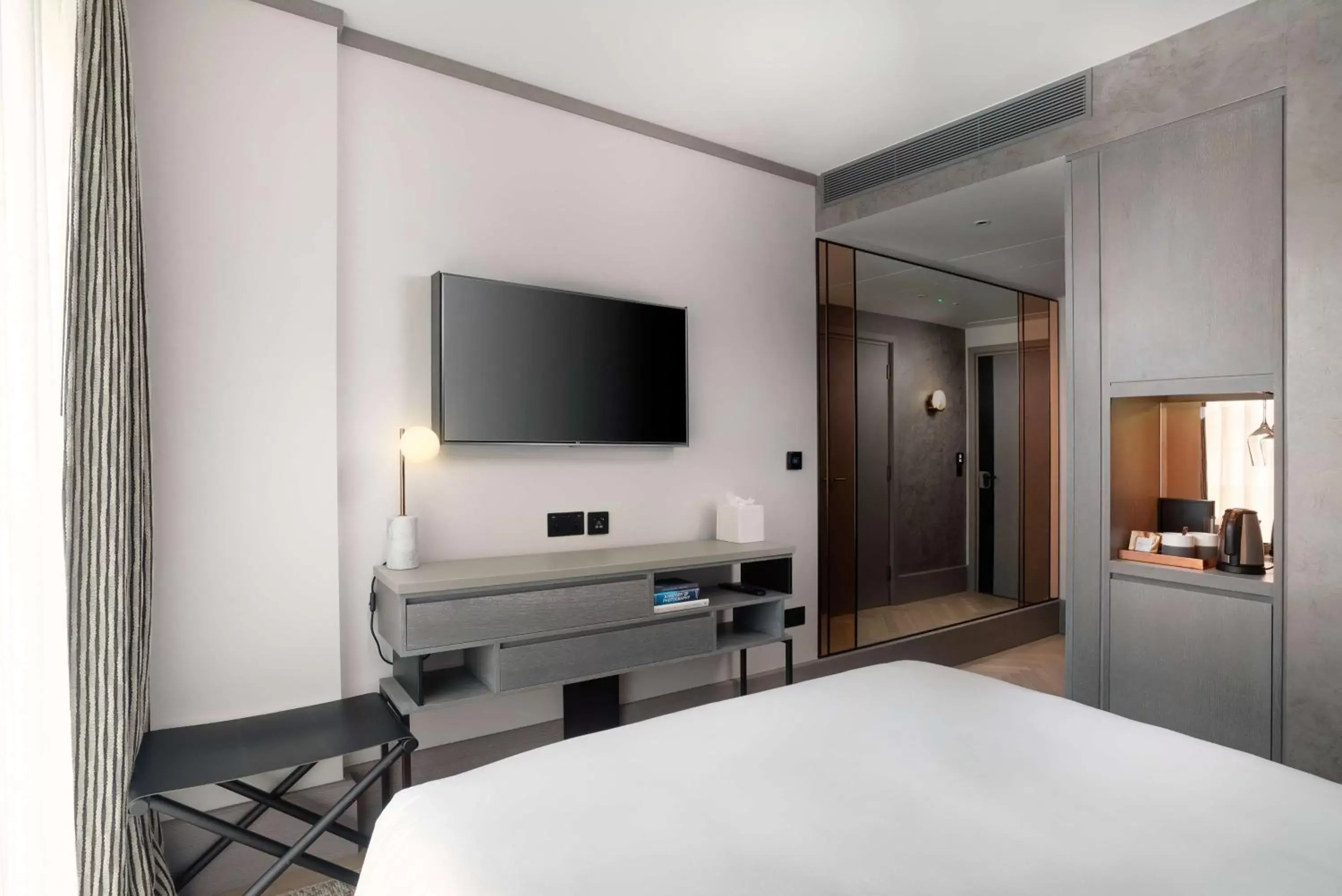 Bedroom, TV/Entertainment Center in Hart Shoreditch Hotel London, Curio Collection by Hilton
