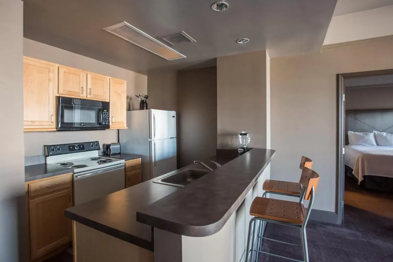 Kitchen or kitchenette, Kitchen/Kitchenette in Magnolia Hotel Downtown Dallas