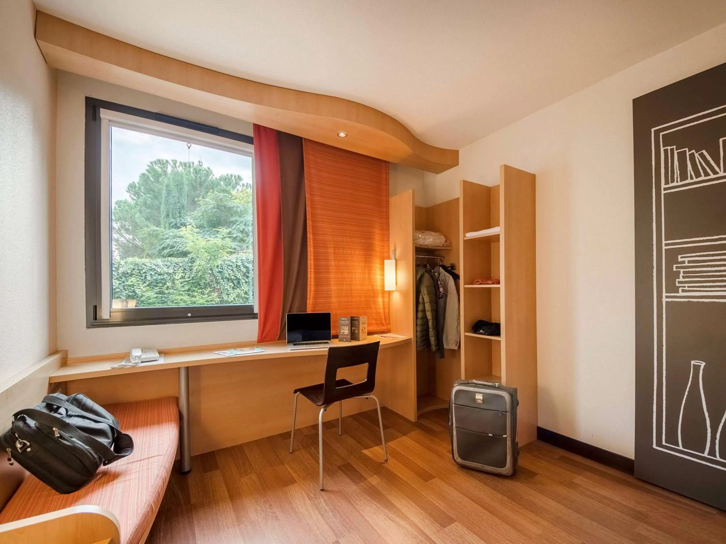 Photo of the whole room in Ibis Sarlat Centre