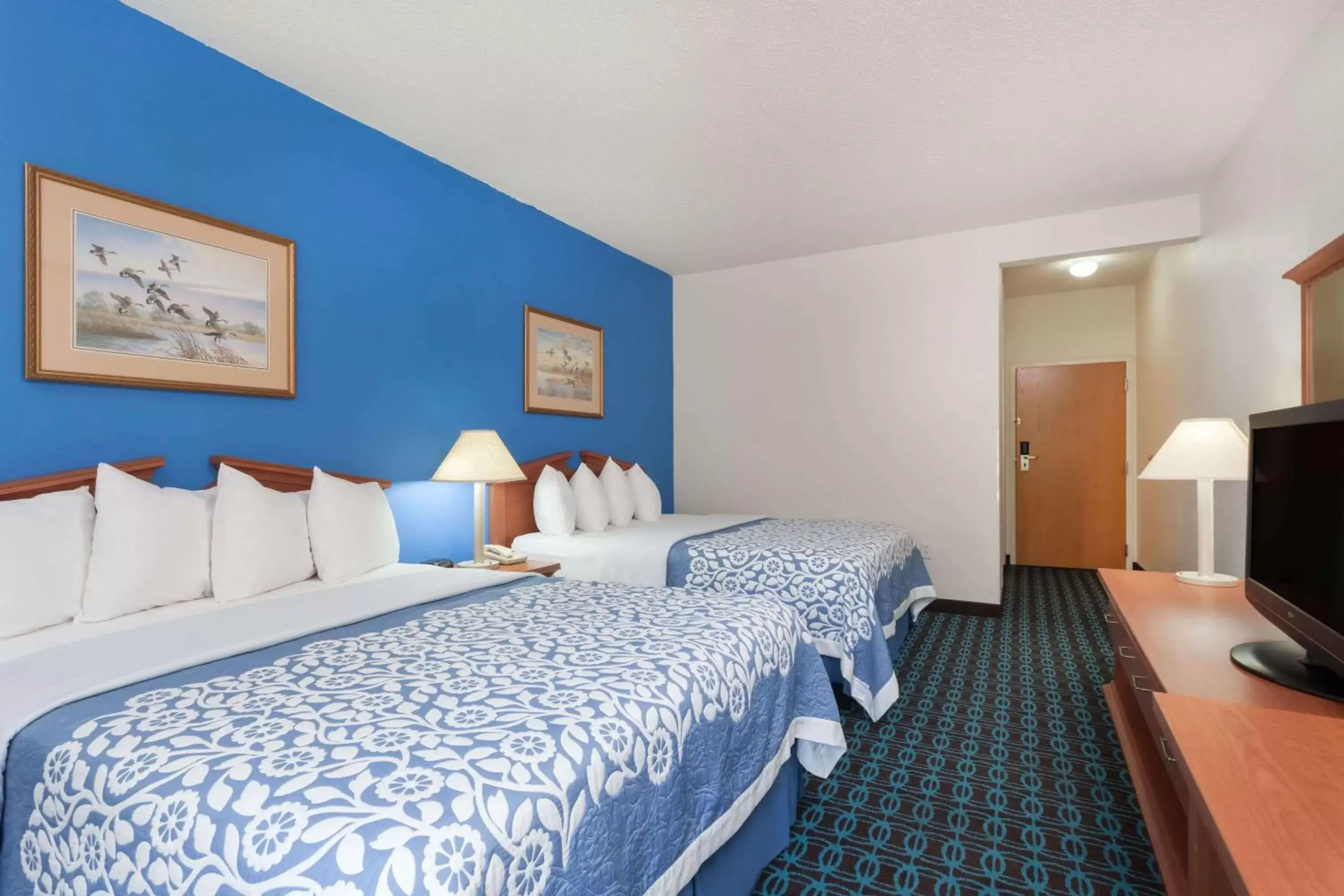 Photo of the whole room, Bed in Days Inn & Suites by Wyndham Cambridge