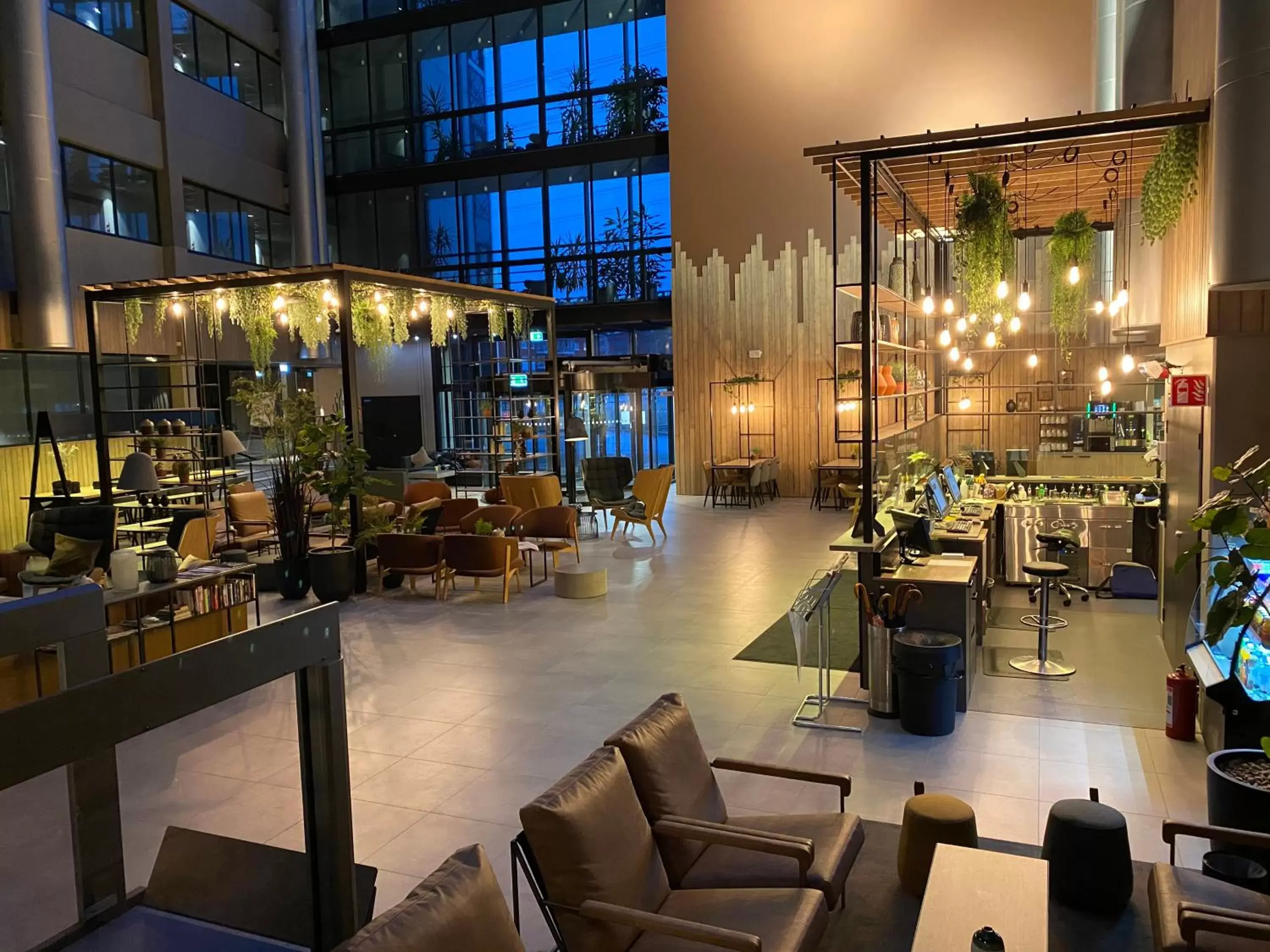 Lobby or reception, Restaurant/Places to Eat in Skyline Airport Hotel