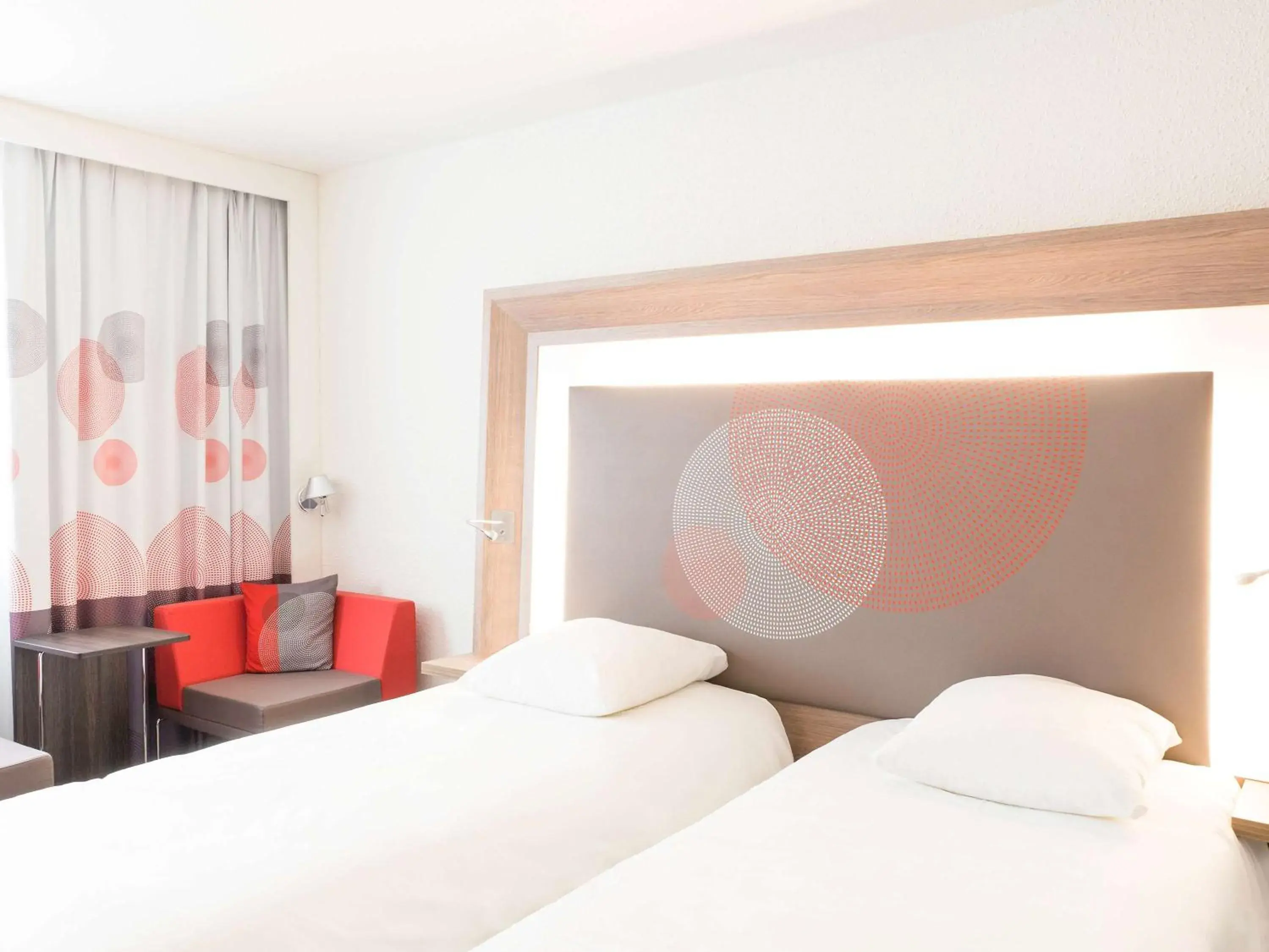 Photo of the whole room, Bed in Novotel Bordeaux Lac