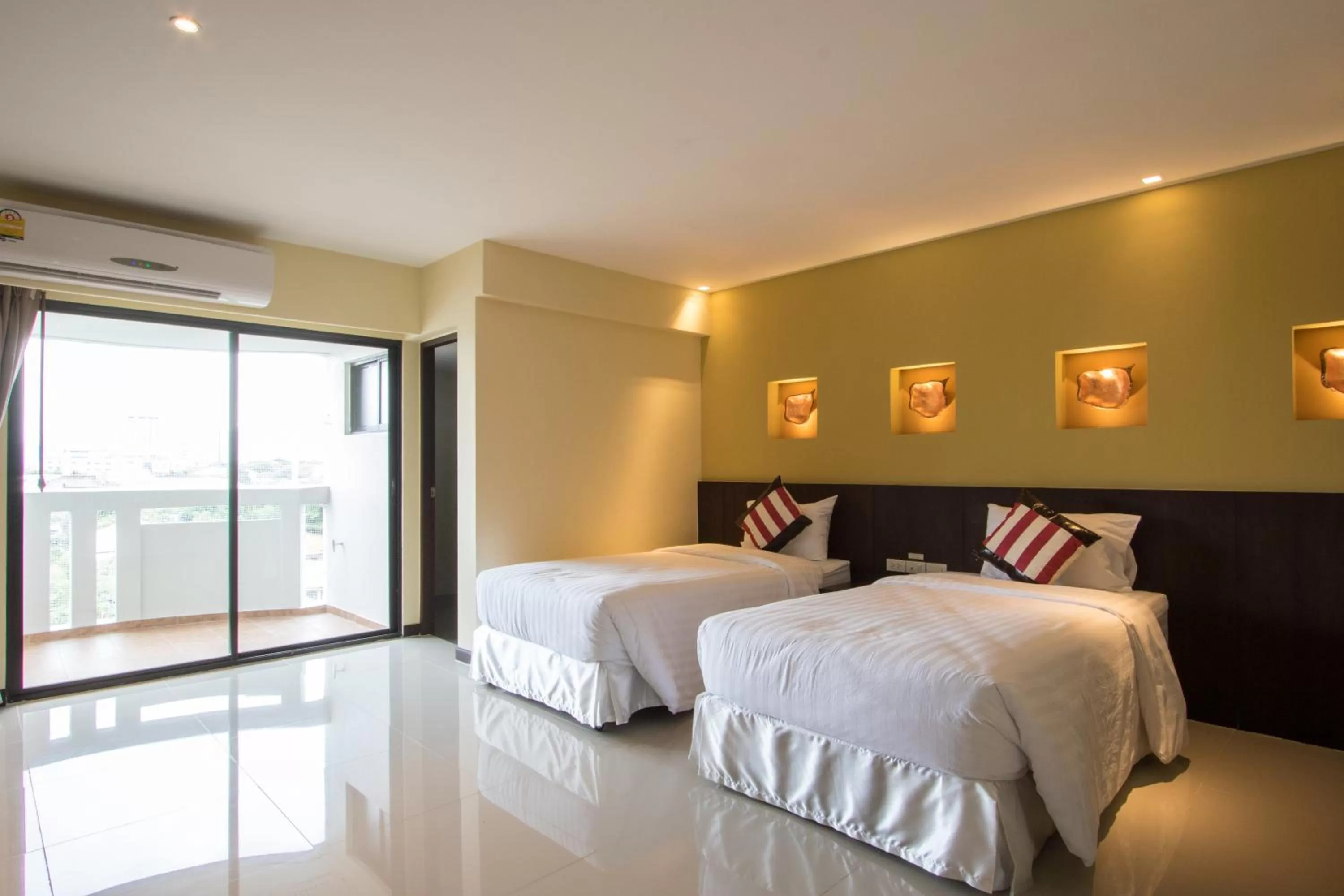 Photo of the whole room, Bed in Chateau de Sukhumvit