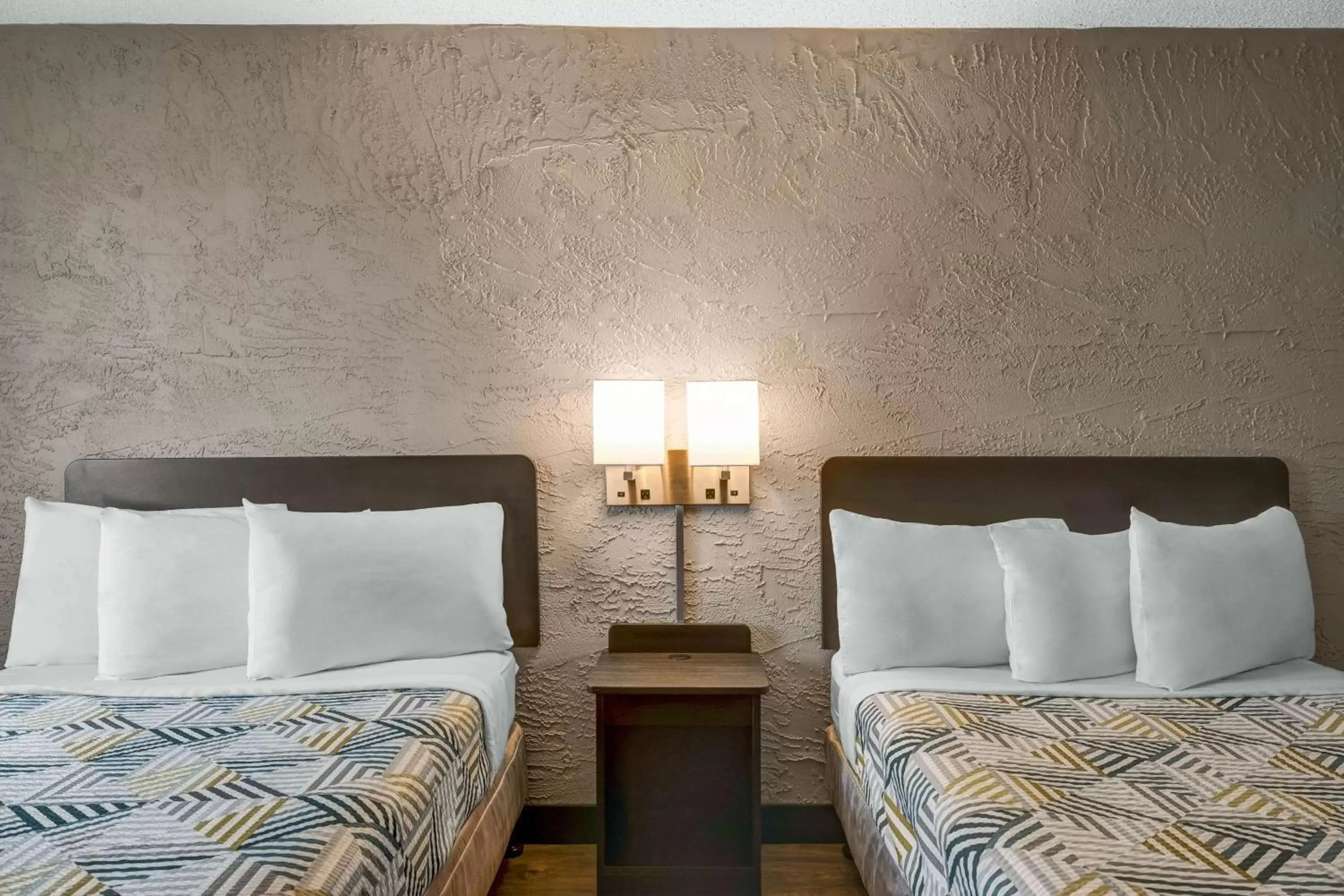 Bedroom, Bed in Motel 6-Elk Grove Village, IL - O'Hare