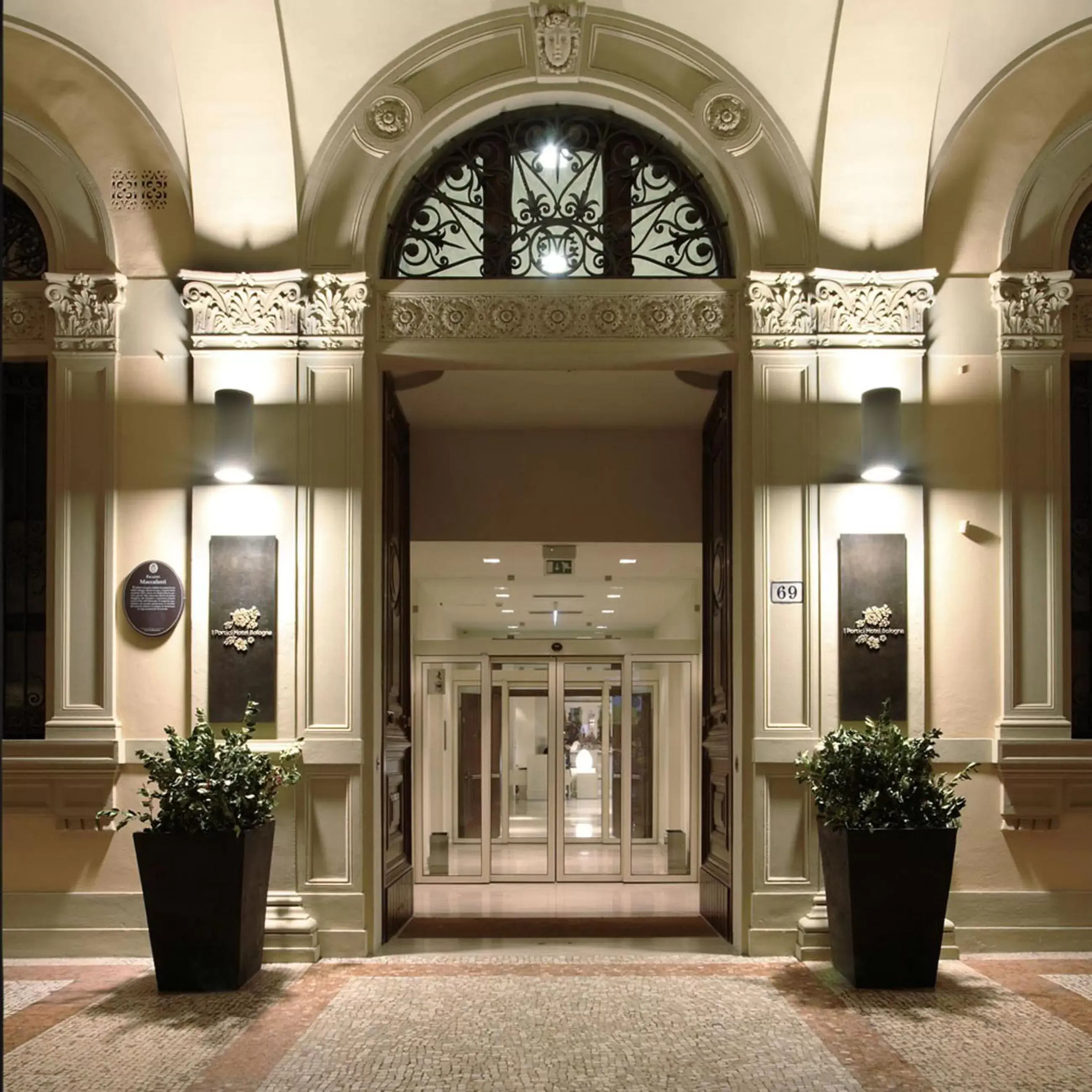 Facade/entrance in I Portici Hotel Bologna