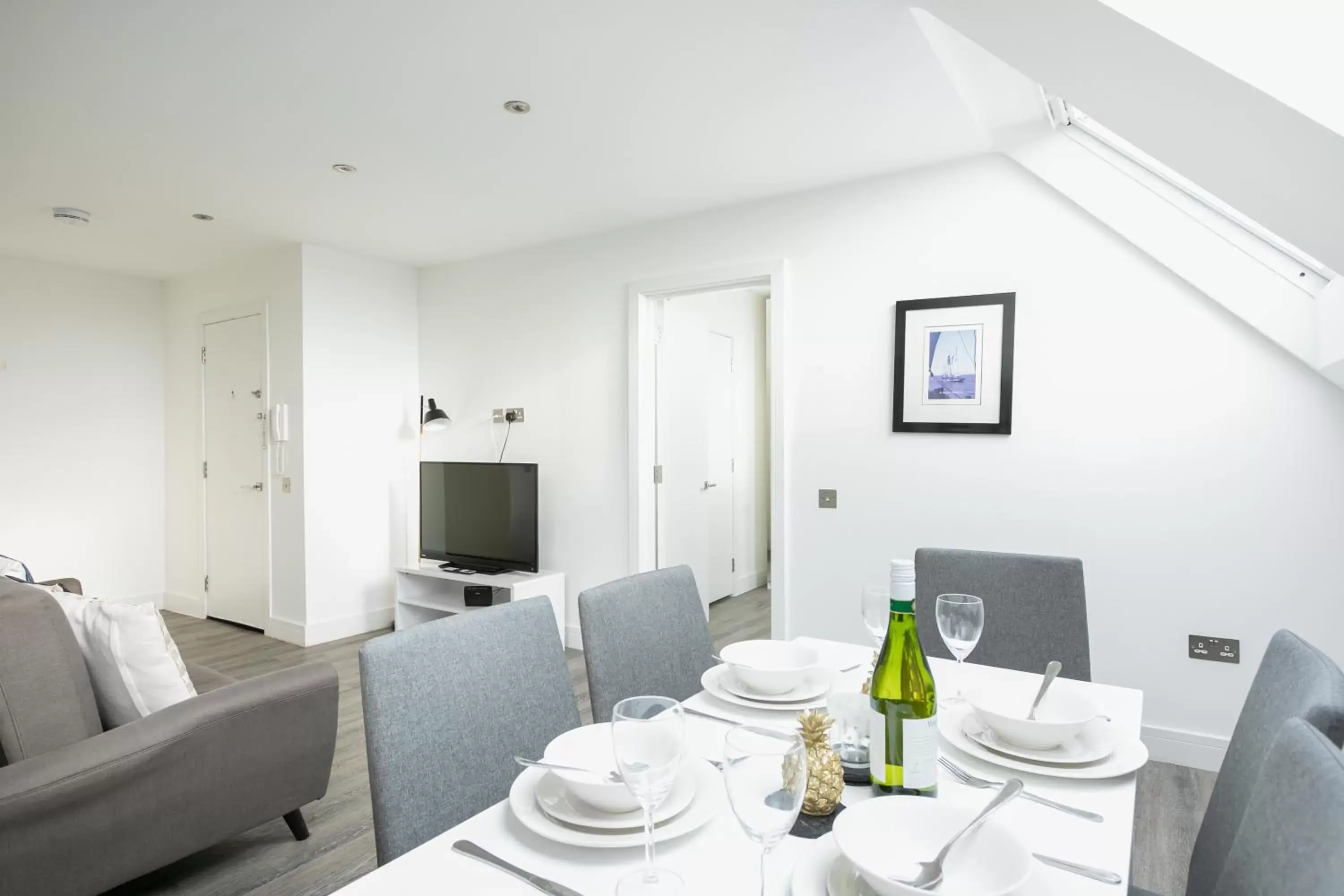 Dining Area in Reading Kings Road Lodge by Creatick Apartments