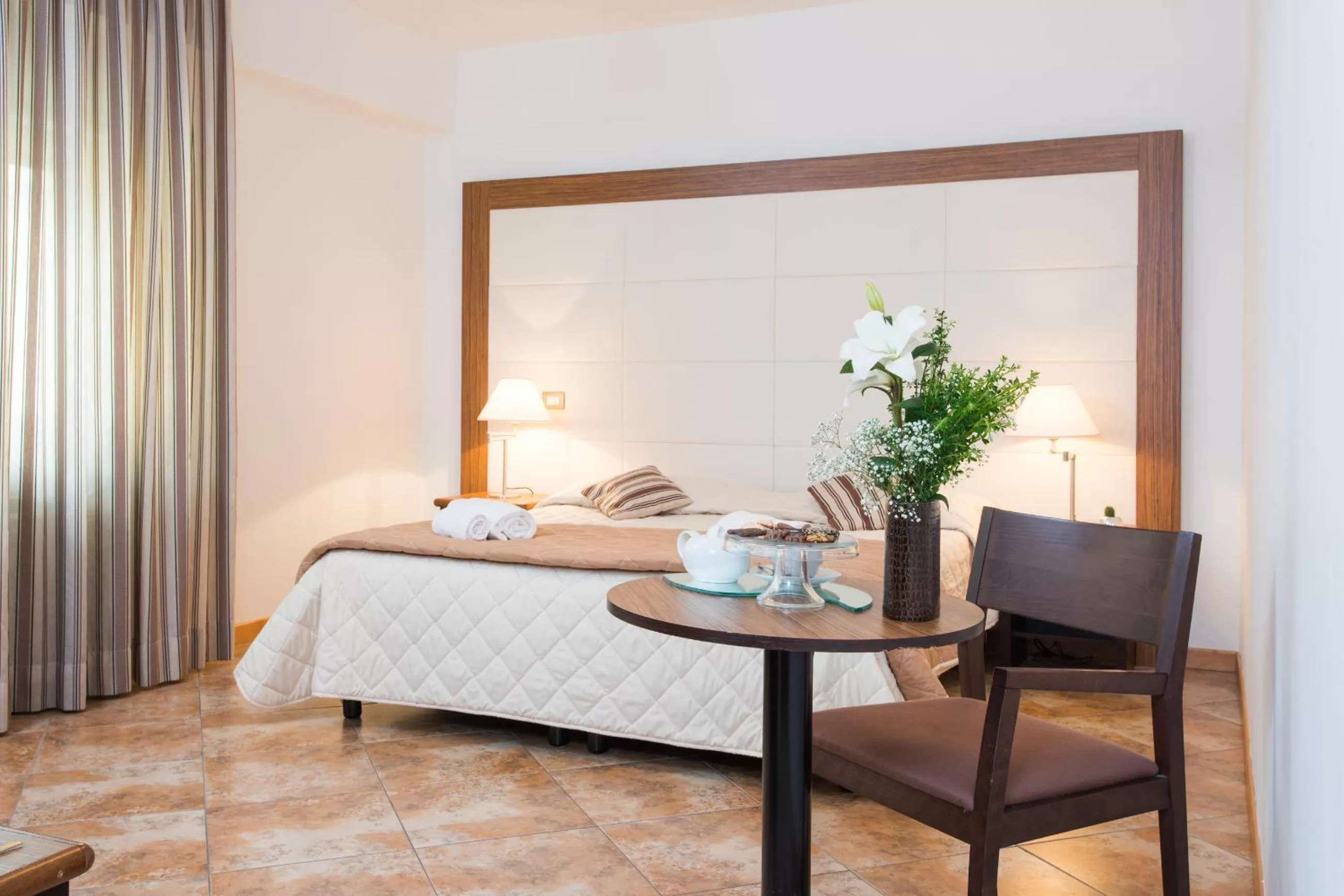 Bedroom, Bed in Royal Hotel