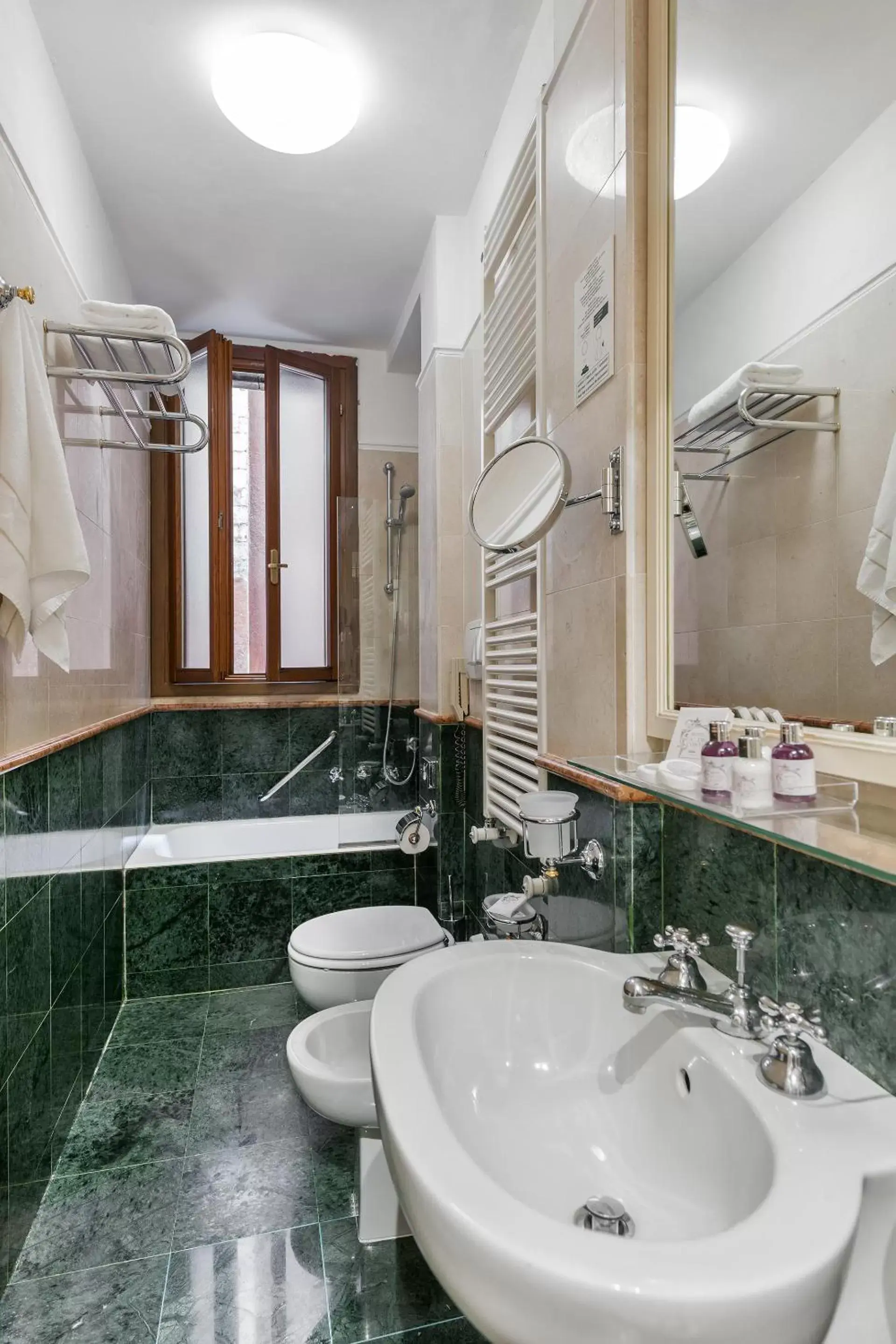 Bathroom in Hotel Ca' dei Conti