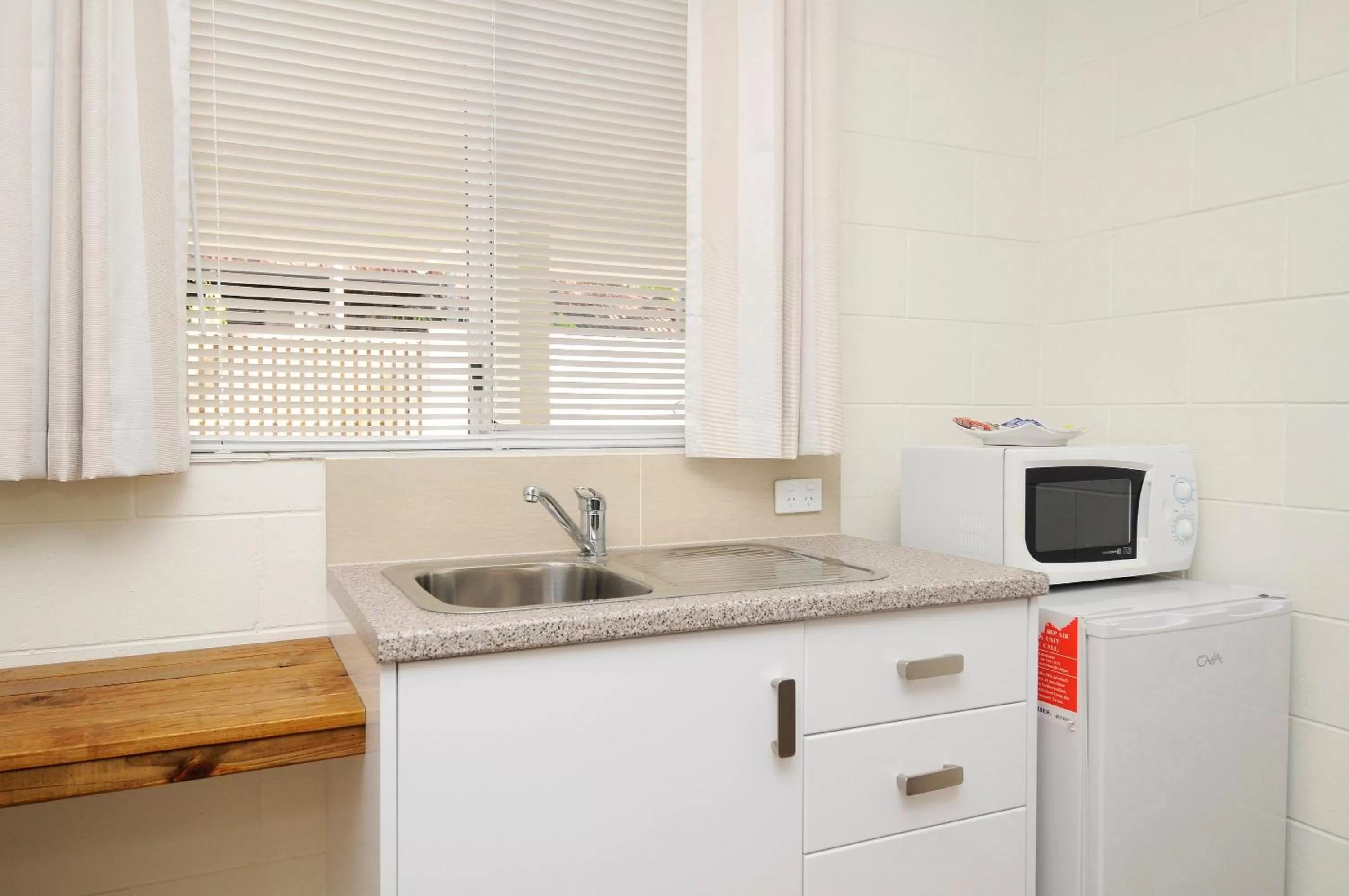 Kitchen or kitchenette in Port Douglas Motel