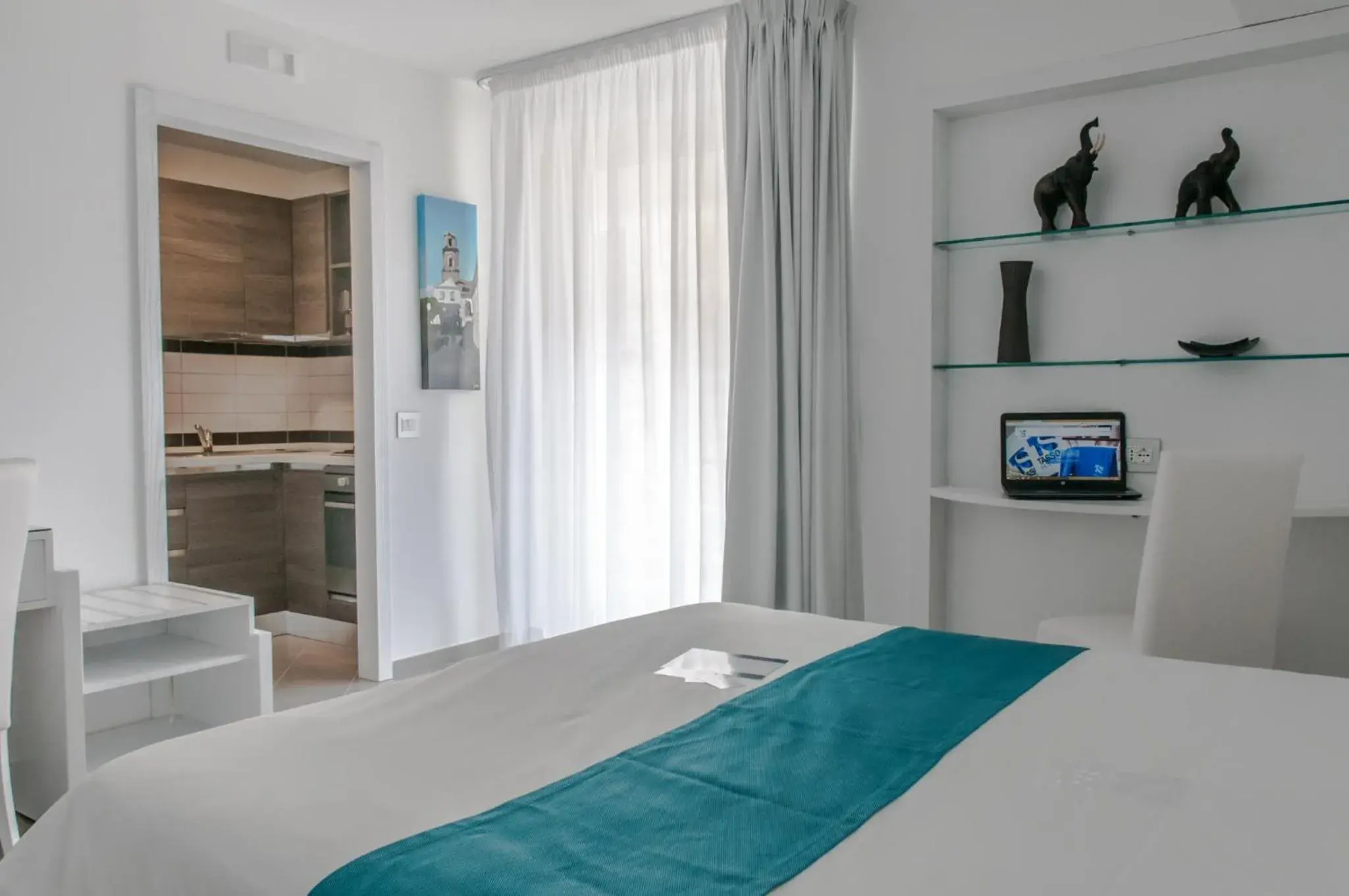 Bedroom, Bed in Tasso Suites