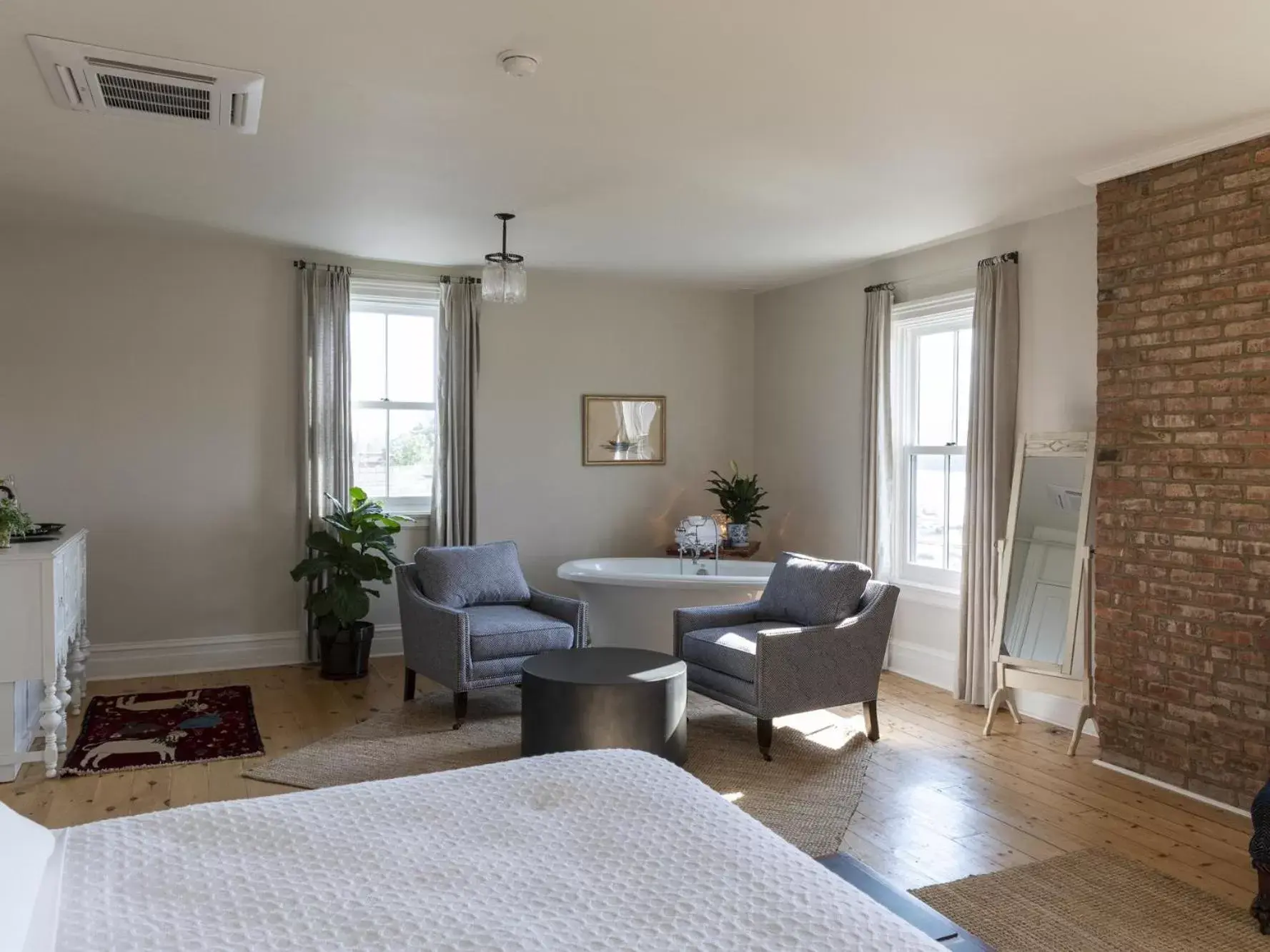 Bedroom, Seating Area in Stewart House Hotel