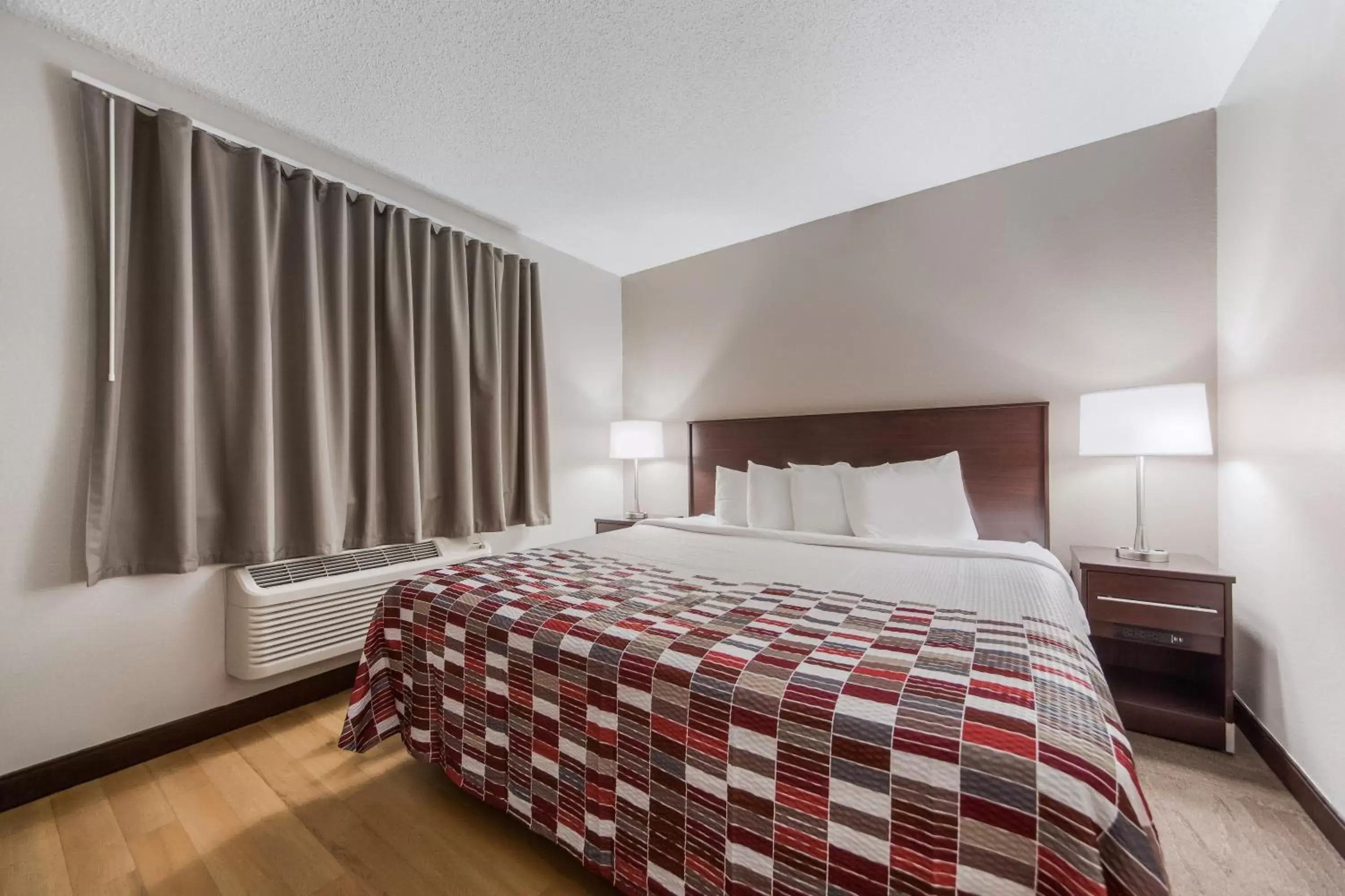 Photo of the whole room, Bed in Red Roof Inn & Suites Omaha - Council Bluffs