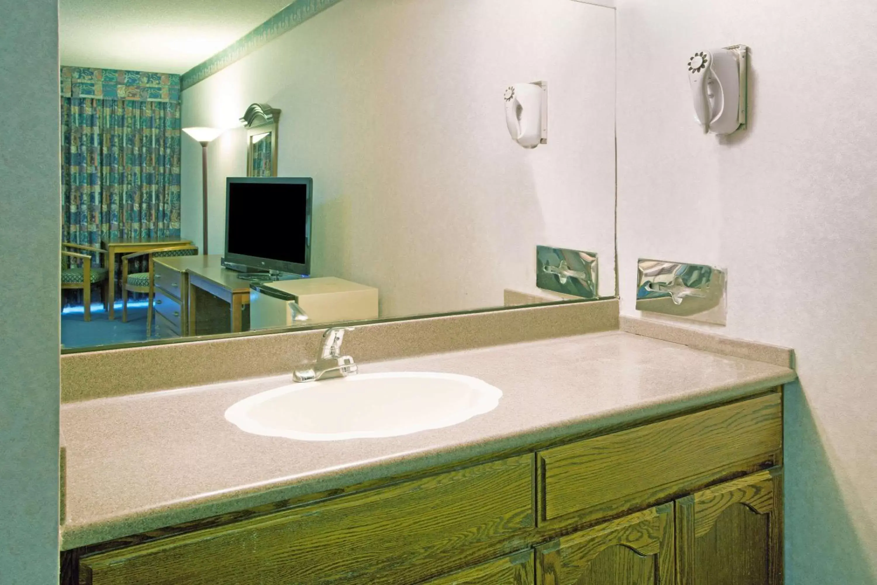 Photo of the whole room in Travelodge by Wyndham Ocean Front Photo of the whole room in Travelodge by Wyndham Ocean Front