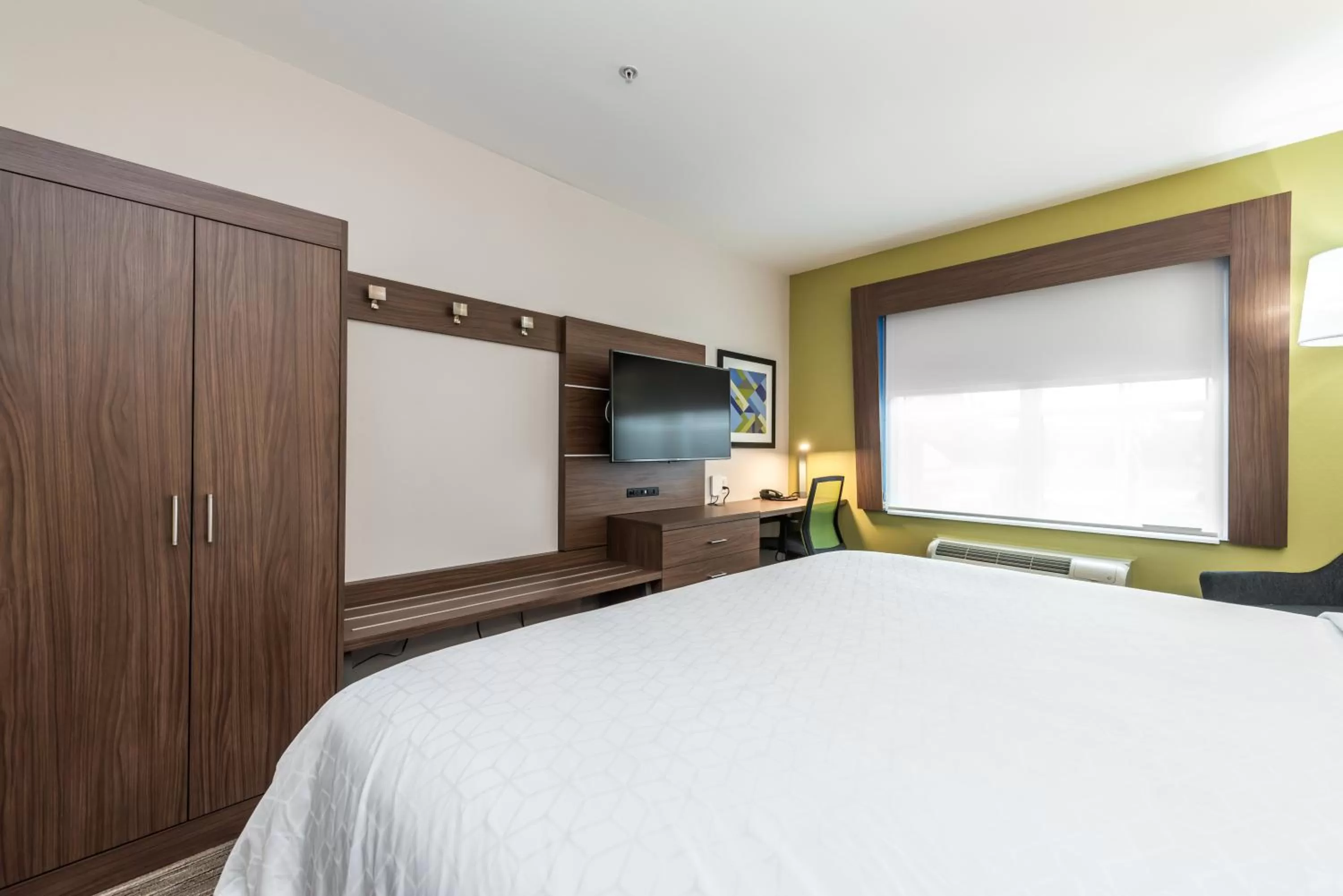 Photo of the whole room, Bed in Holiday Inn Express Hotel &amp; Suites Lagrange I-85 by IHG